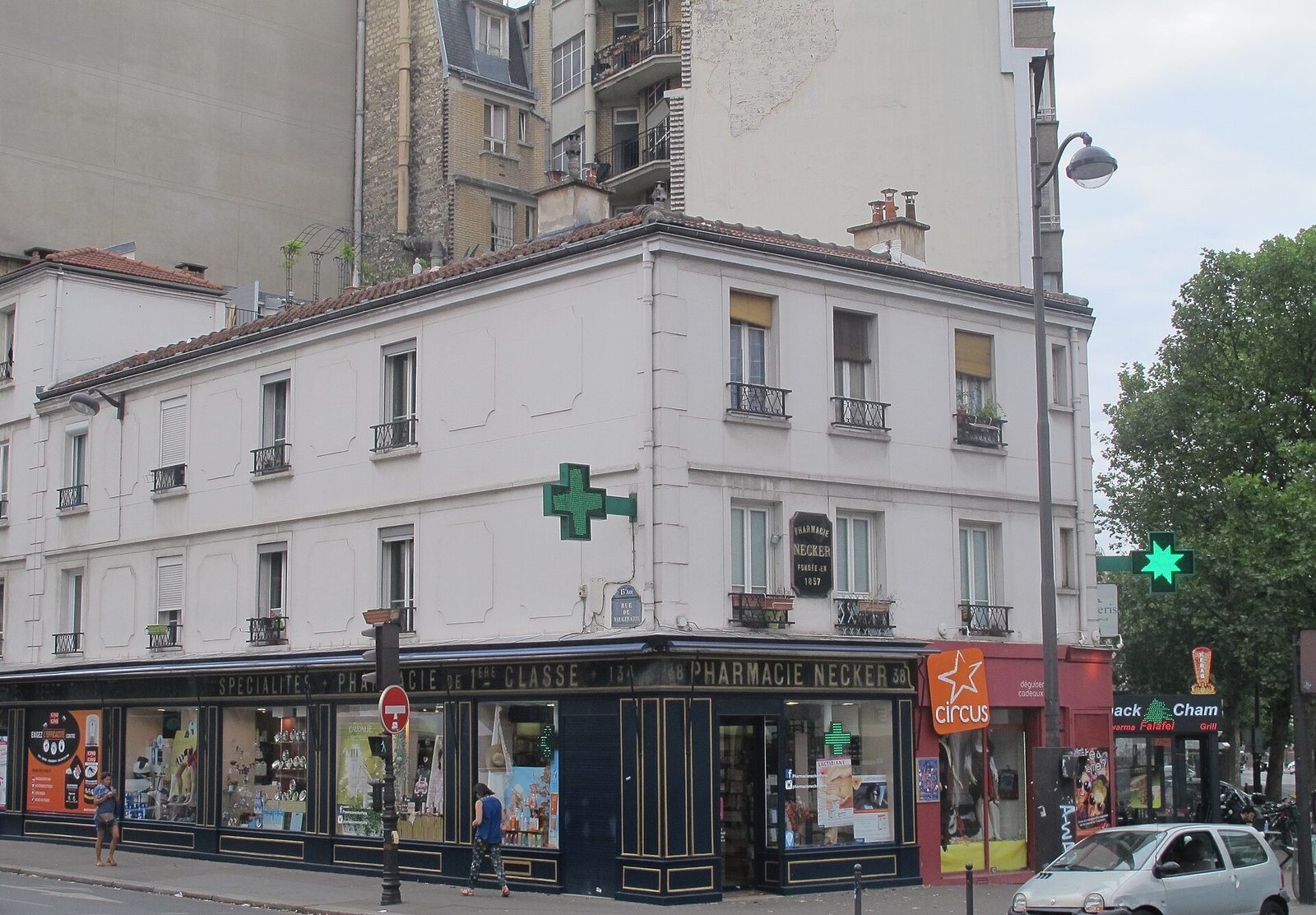 Hjørneapoteket Pharmacie Necker i Rue de Vaugirard med mørkeblå fasade og grønt kors på hjørnet