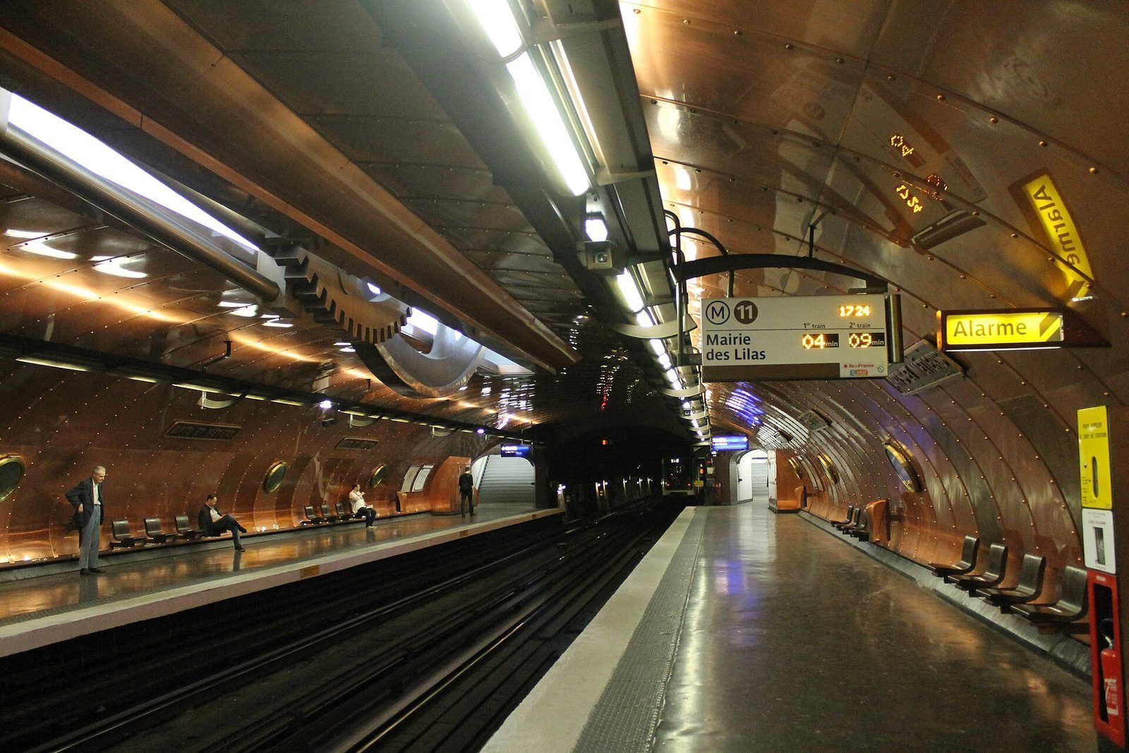 Perrongen på metrolinje 11 ved Arts et Métiers, kledd i kobberplater med koøyne og tannhjul i taket