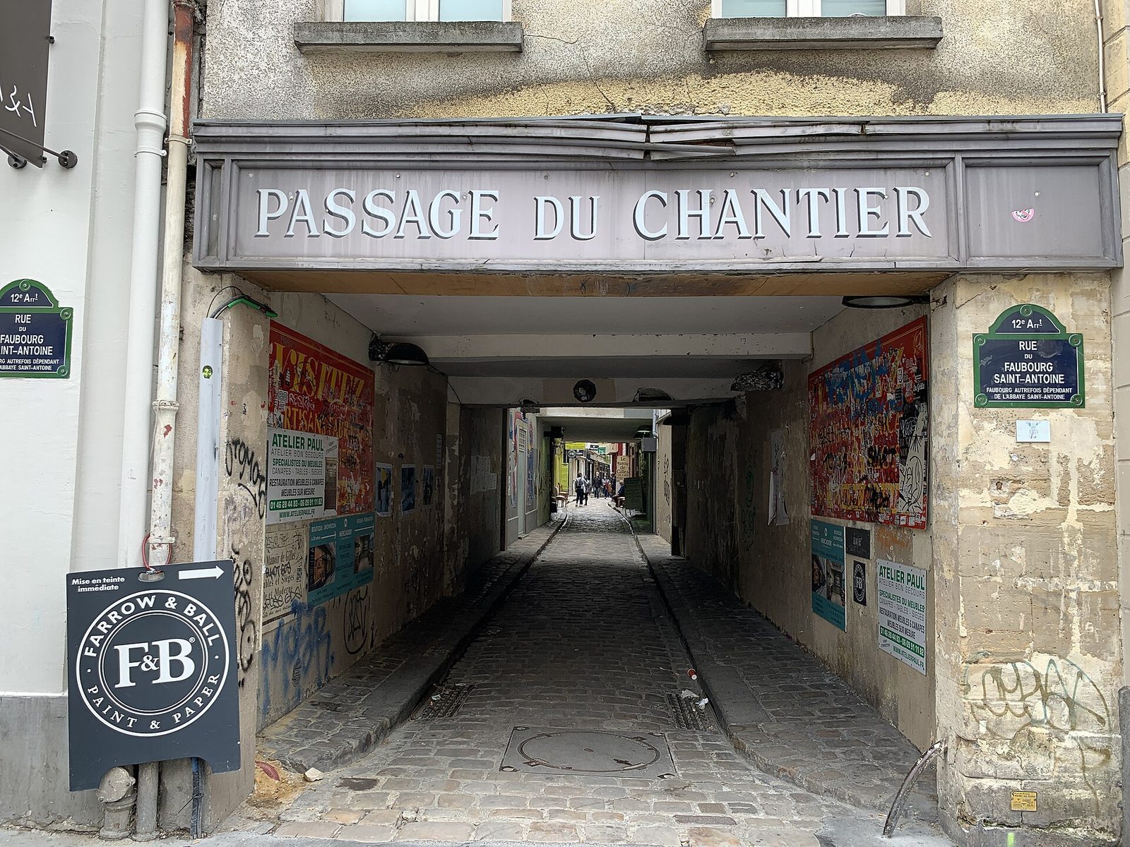 Porten inn til Passage du Chantier fra Rue du Faubourg Saint-Antoine, med brolagt gårdsrom innenfor