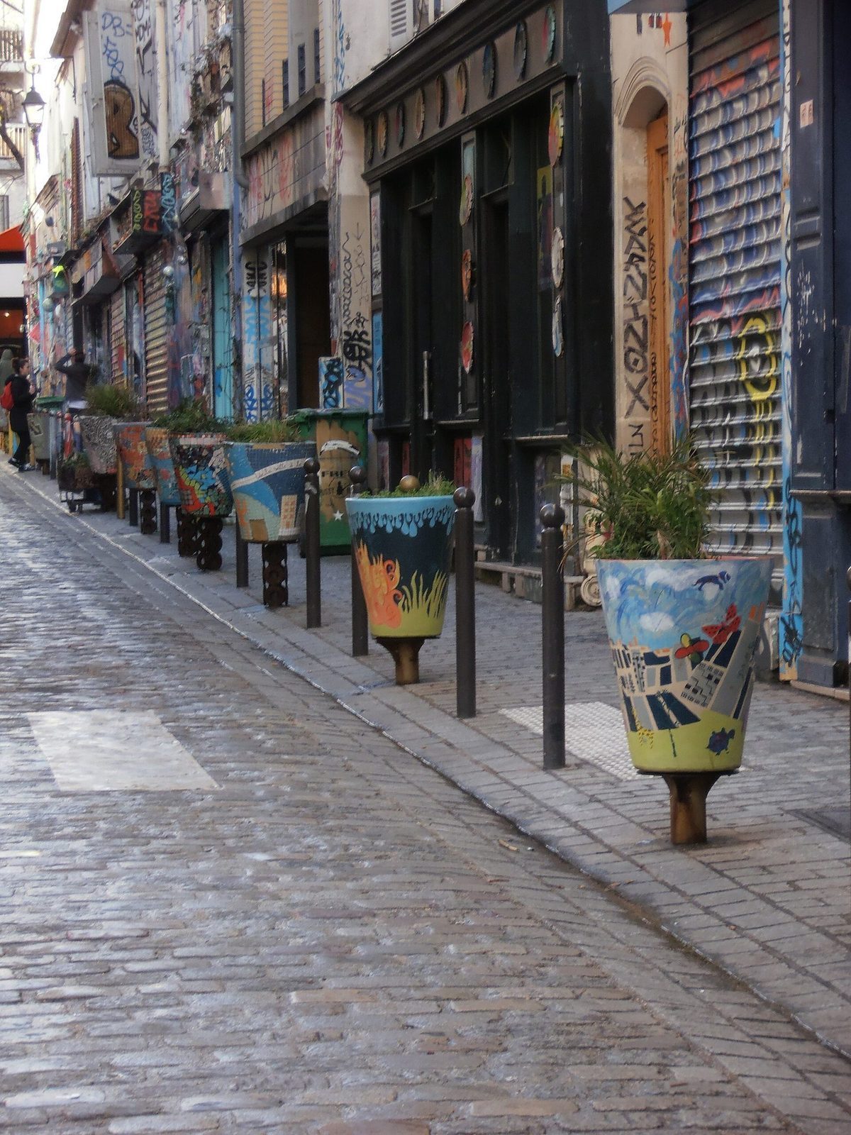 Rue Dénoyez i Belleville med graffitidekte fasader og håndmalte plantekasser