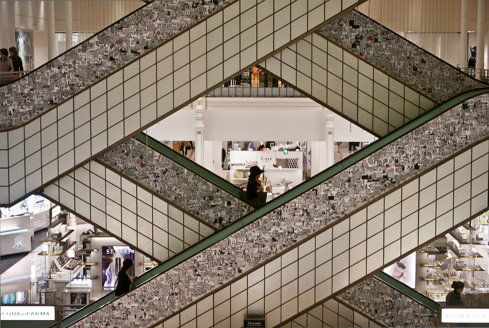 De kryssende rulletrappene i lysgården i varehuset Le Bon Marché