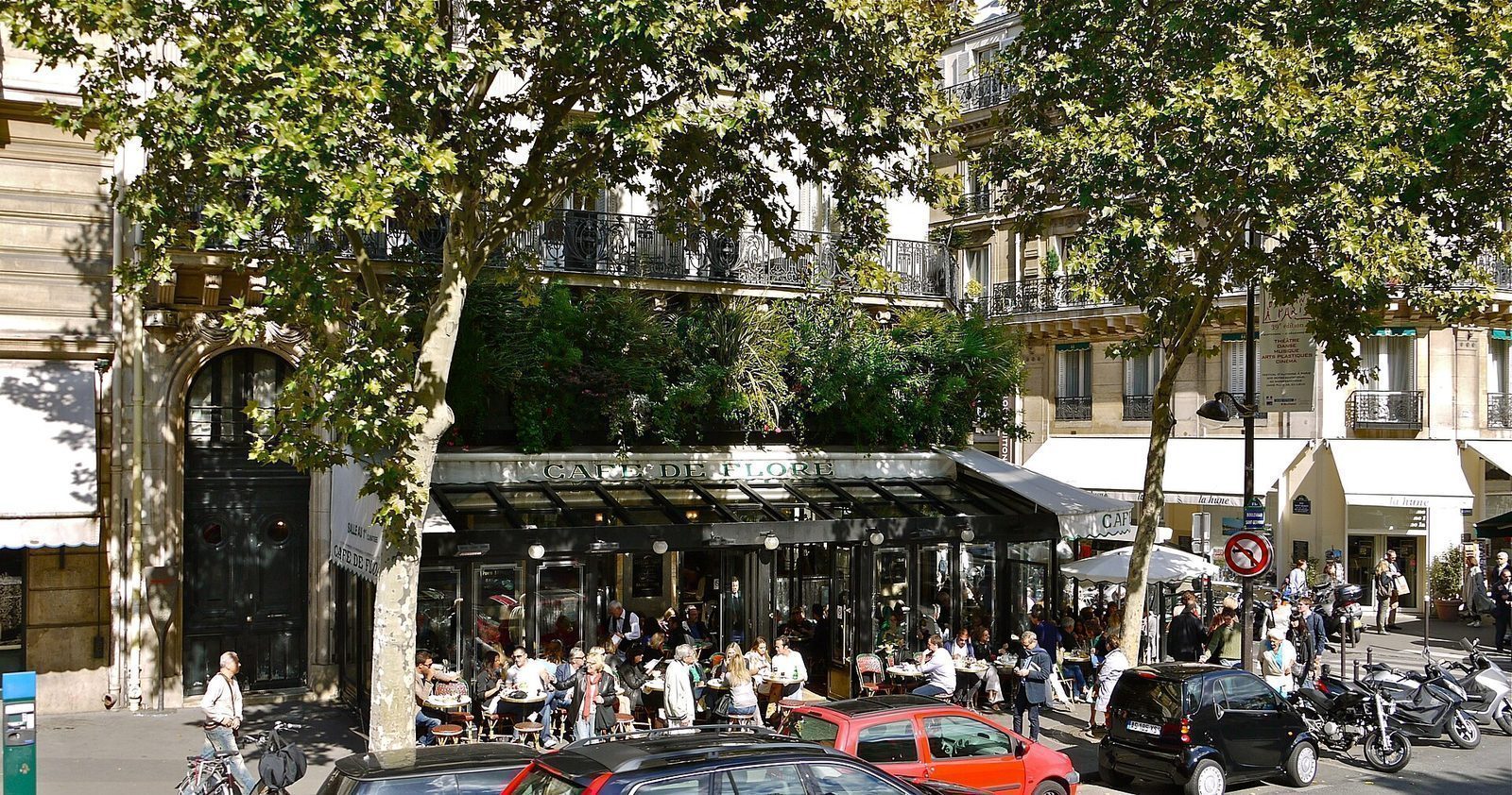 Café de Flore på Boulevard Saint-Germain med rød markise og fulle uteserveringsbord