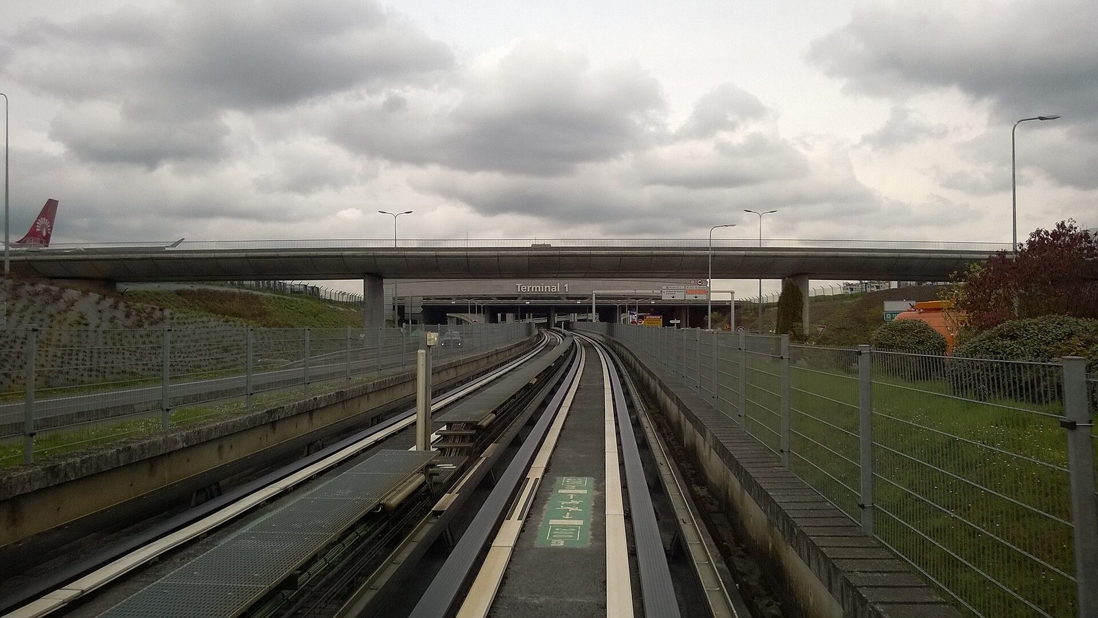 Utsikt framover fra førerhuset på CDGVAL-banen mot skiltet «Terminal 1» på Charles de Gaulle