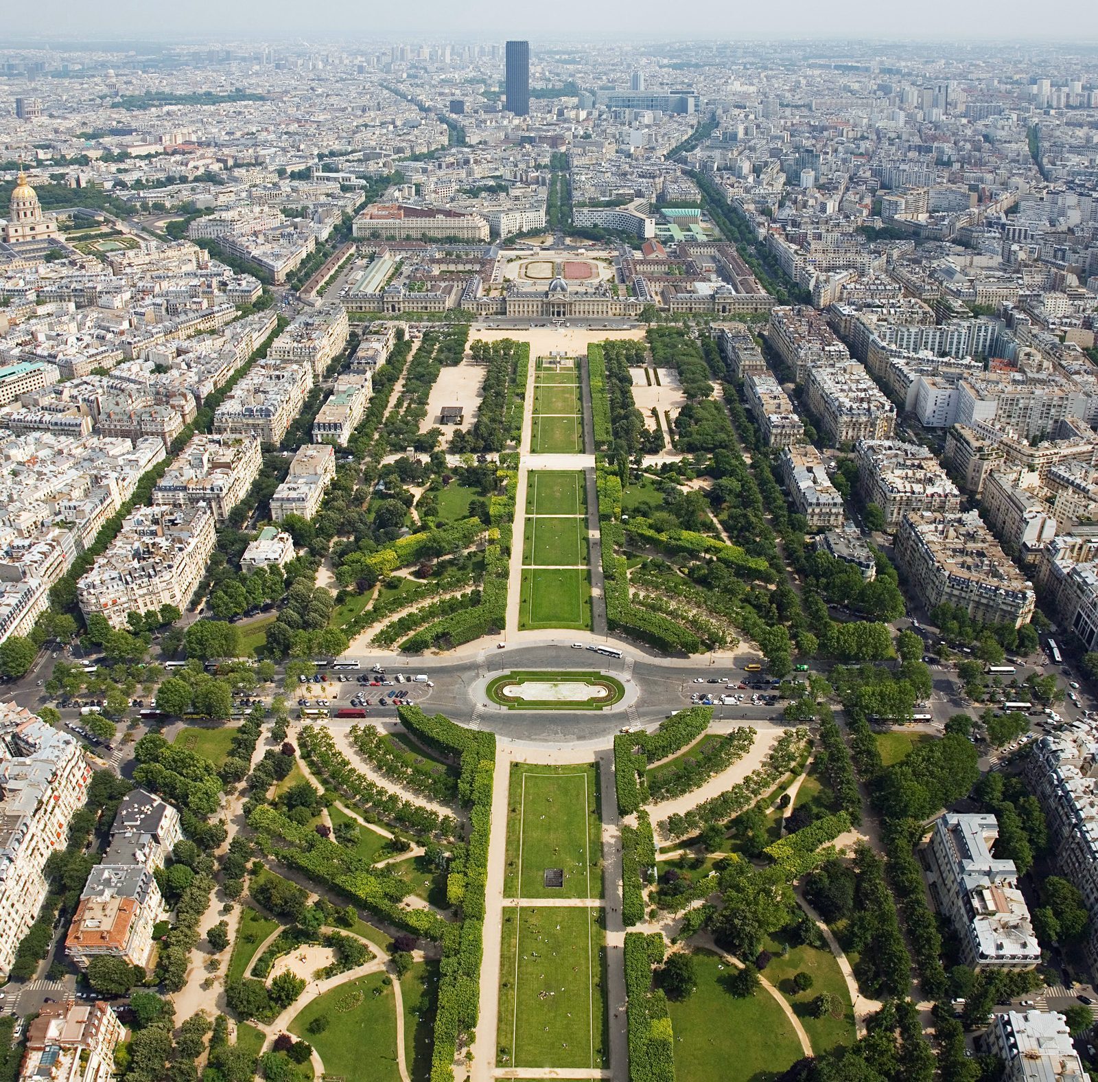 Utsikt fra Eiffeltårnet ned over Champ de Mars mot École Militaire