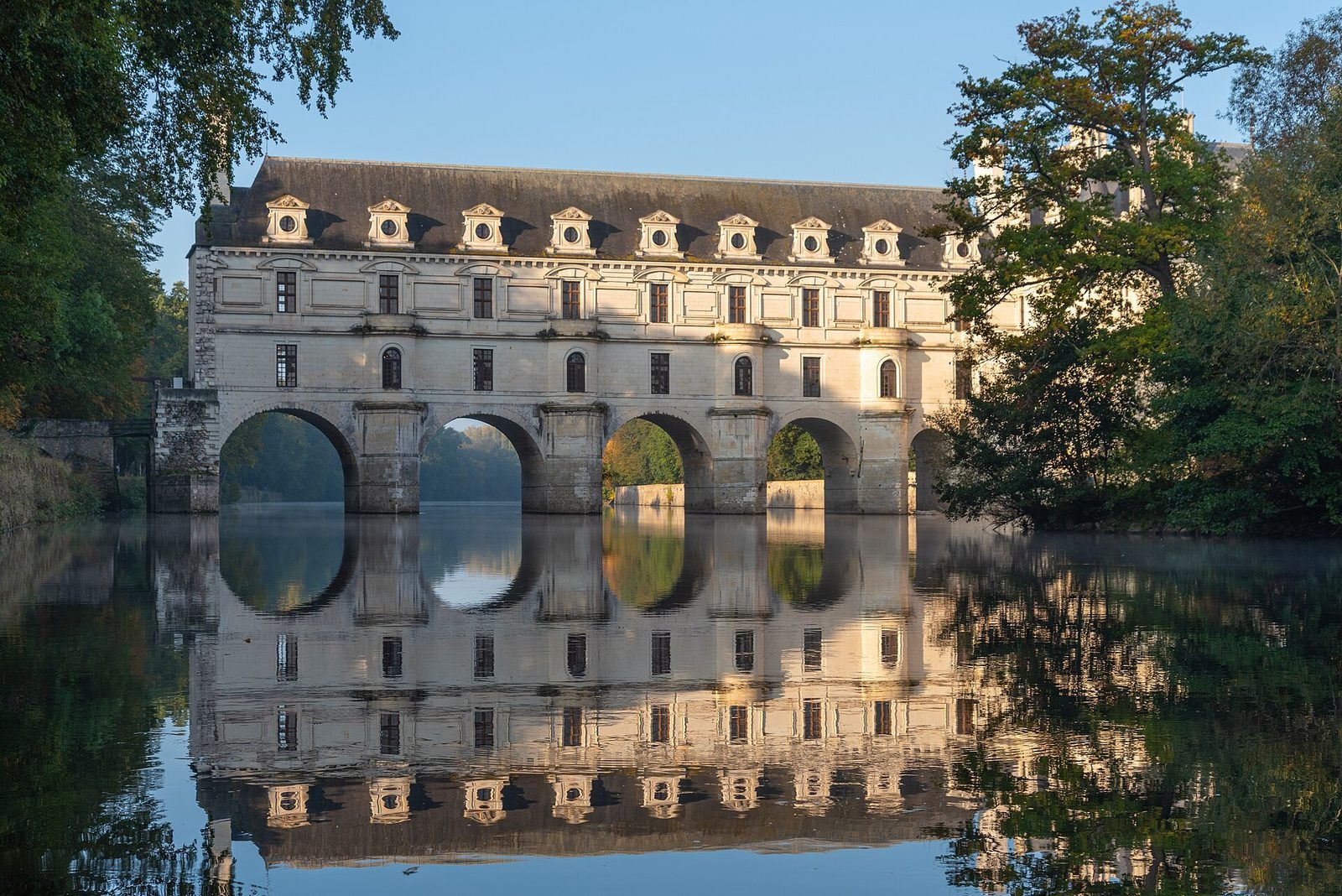 Slottet Chenonceau med galleribroen som strekker seg over elva Cher