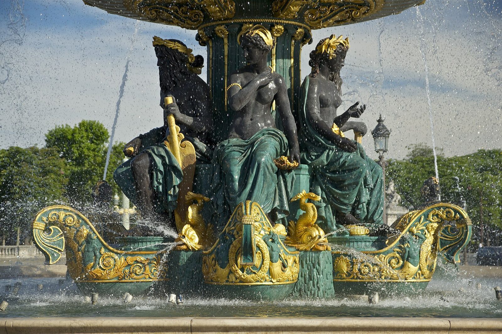Fontaine des Mers på Place de la Concorde med bronsefigurer og vannstråler i dagslys