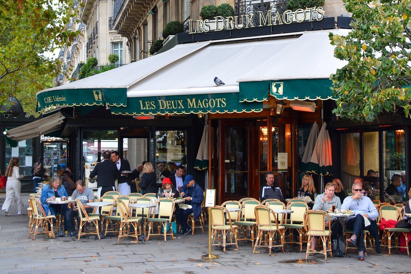 Den grønne markisen og uteserveringen på kafeen Les Deux Magots