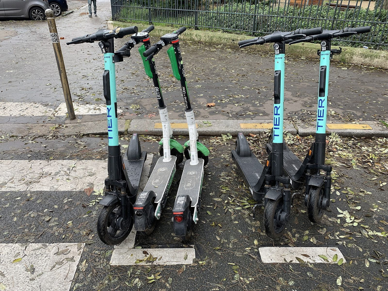 Arkivbilde fra 2020: utleie-elsparkesykler parkert i en oppmerket sone i Paris, tre år før forbudet