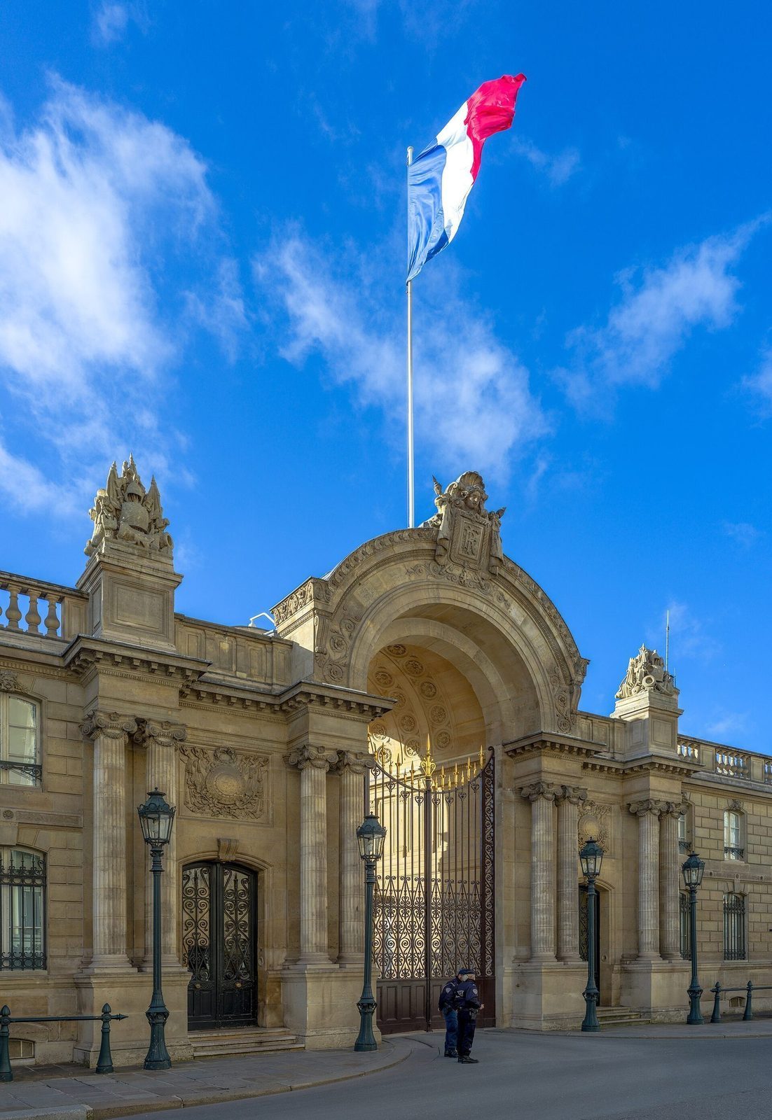 Portalen til Élysée-palasset i Rue du Faubourg Saint-Honoré med det franske flagget over