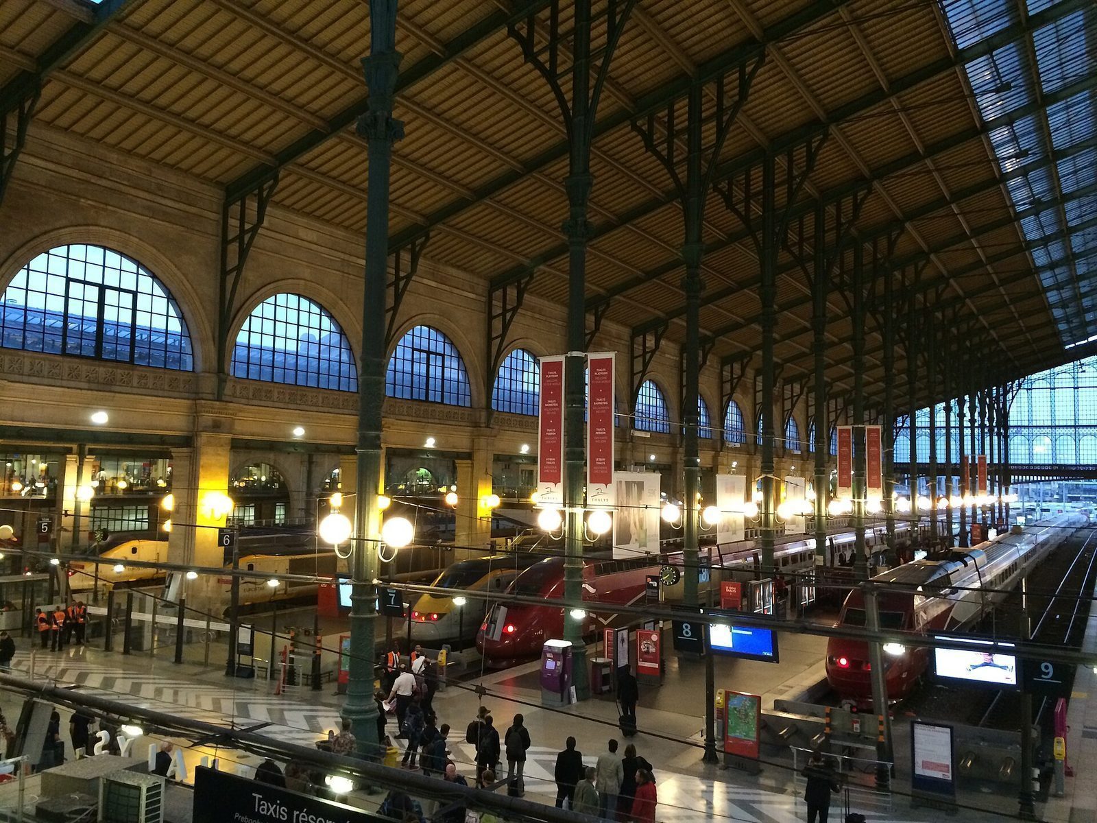 Toghallen på Gare du Nord med Eurostar-terminalen på perrong 5 og 6 og Thalys-tog ved siden