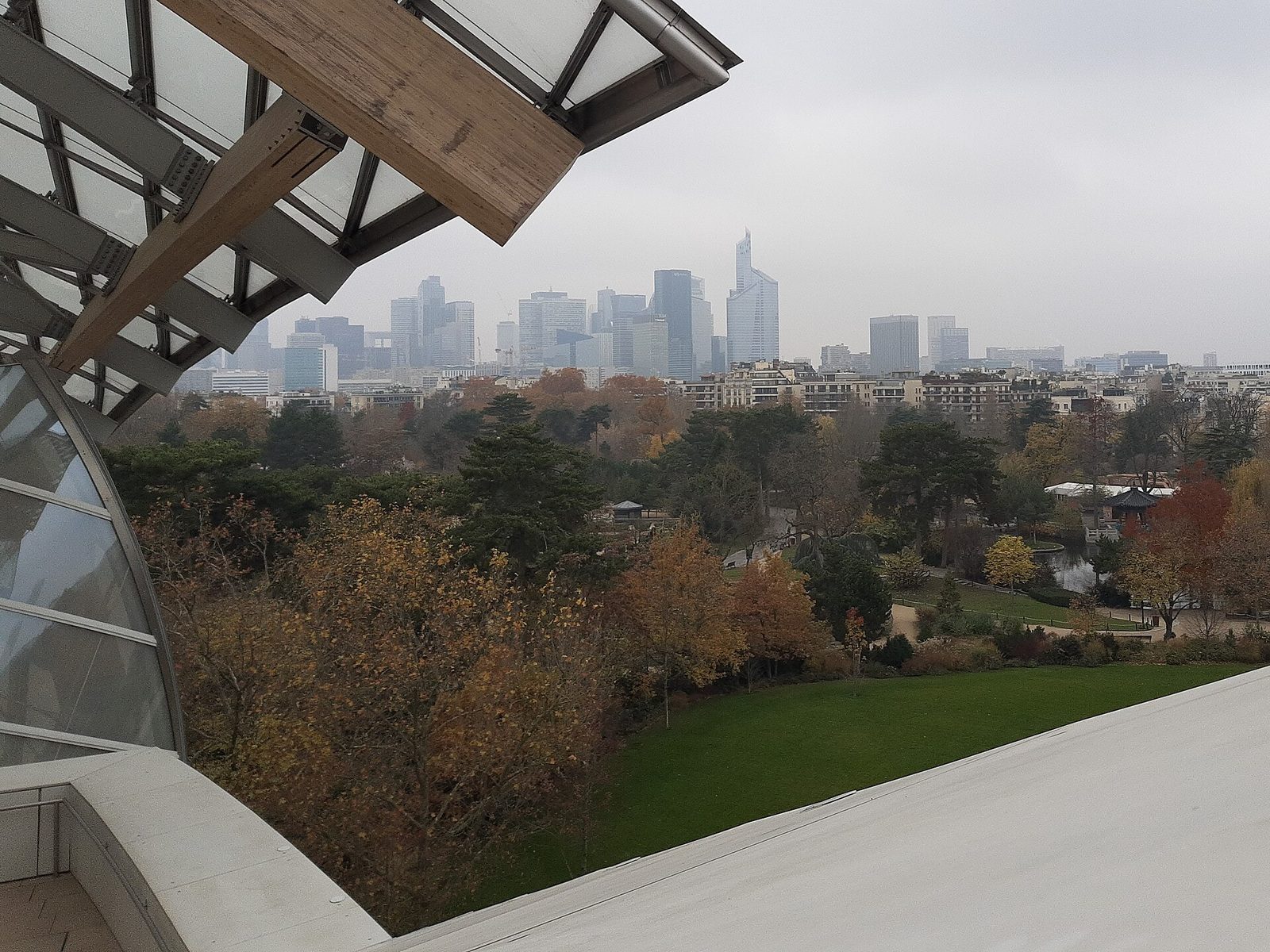 Utsikt fra takterrassen på Fondation Louis Vuitton mot Bois de Boulogne og skyskraperne i La Défense