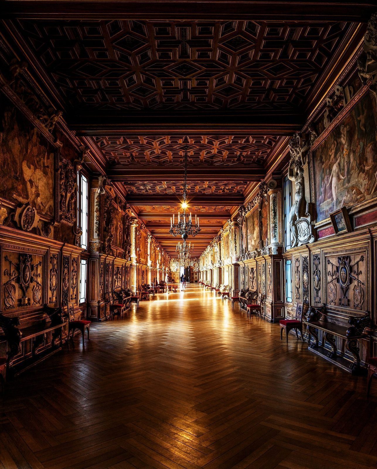 Den lange Frans I-galleriet i Fontainebleau med treverkspanel, freskene og lysekroner