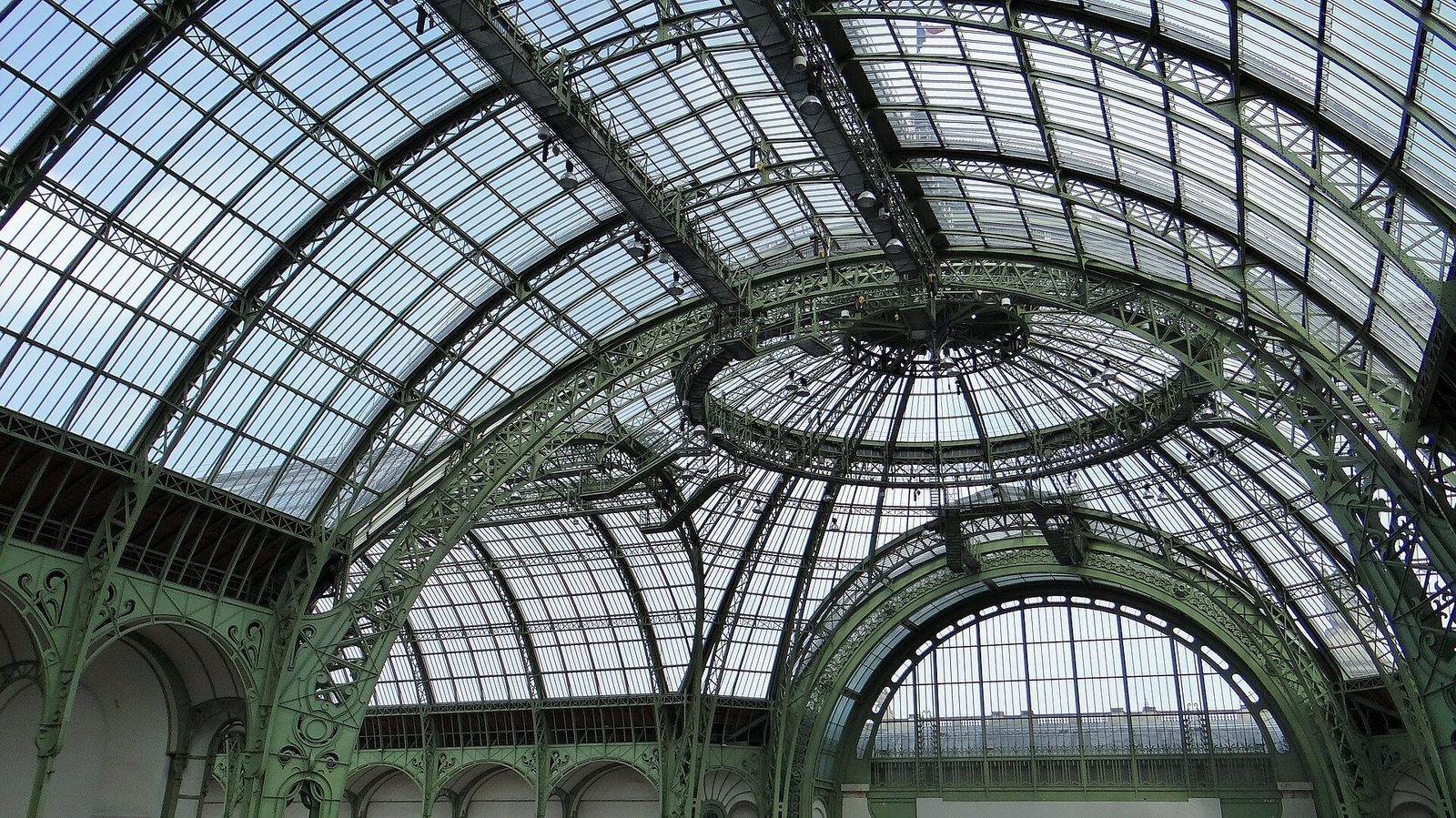 Glasstaket i Grand Palais sett nedenfra, med grønnmalte stålbuer og den store kuppelen i midten