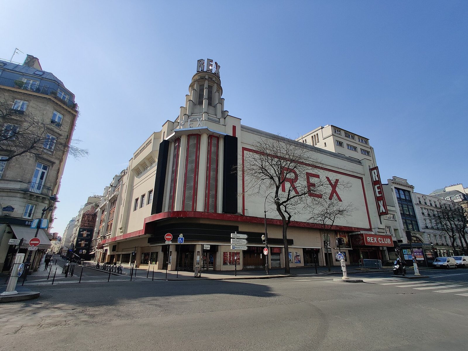Art déco-fasaden til kinoen Le Grand Rex ved Boulevard Poissonnière, med tårn og store bokstaver på gavlveggen
