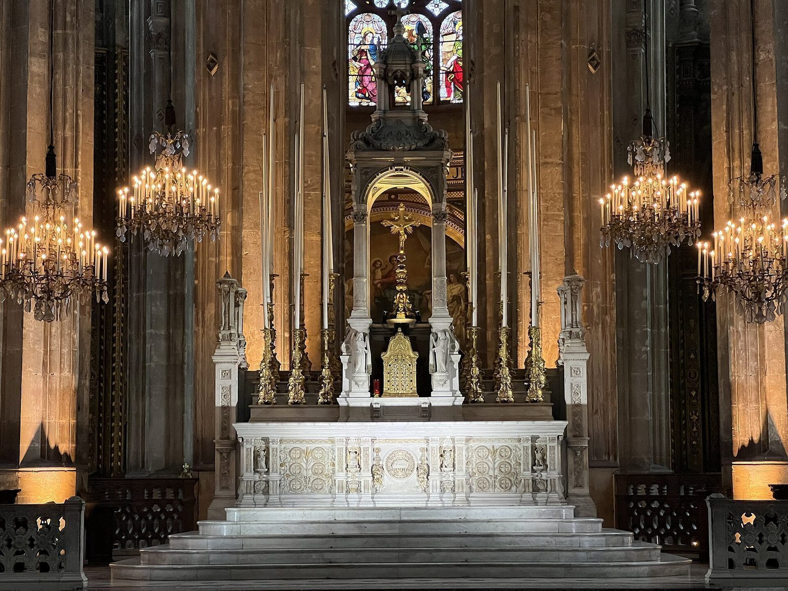 Høyalteret i kirken Saint-Eustache med marmor, forgylte lysestaker og store lysekroner