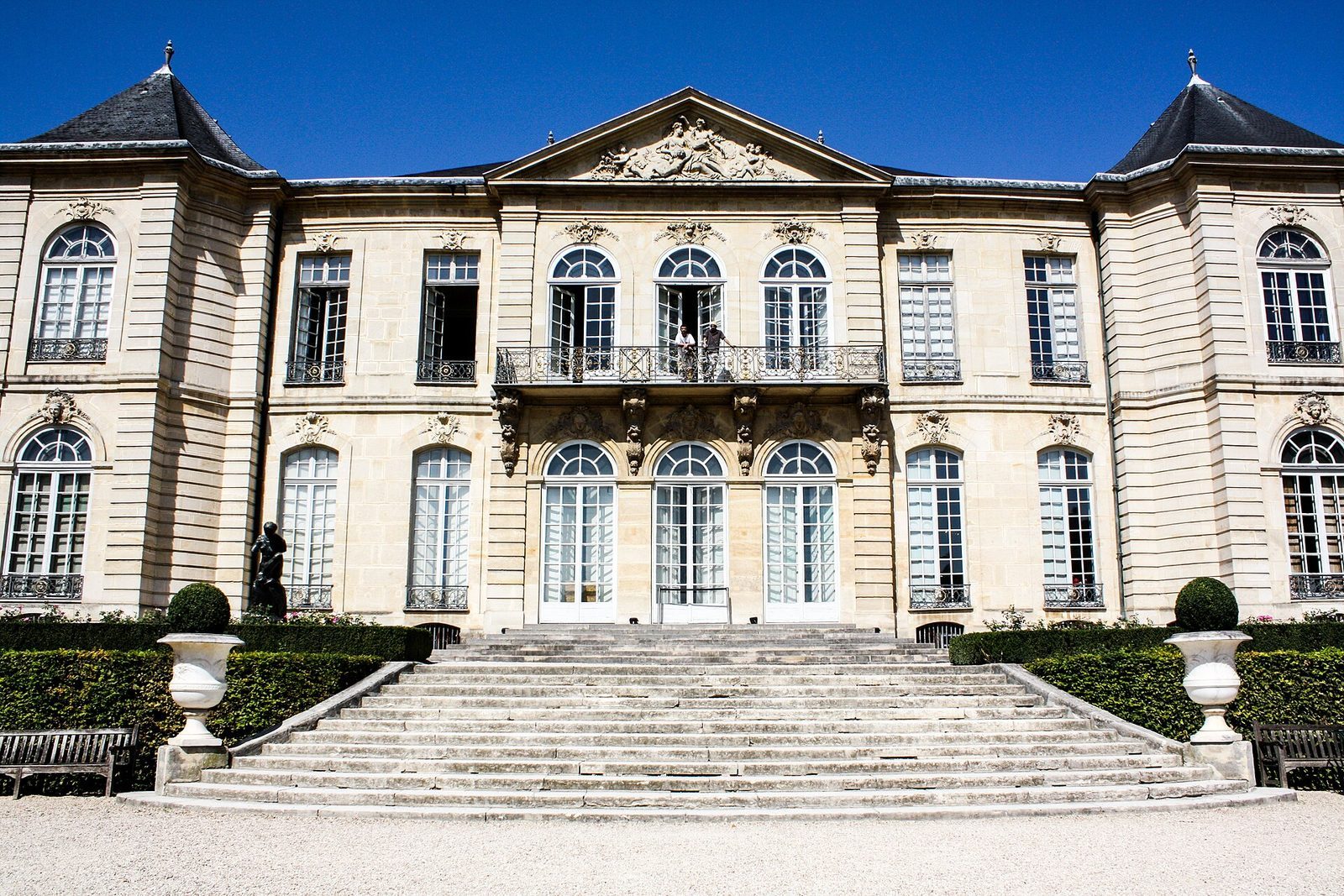 Hovedfasaden til Hôtel Biron, som huser Musée Rodin, med bred trapp opp fra hagen