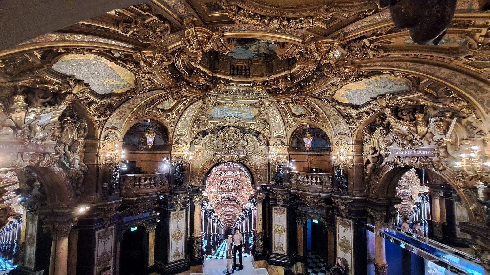 Den rikt dekorerte salen Palais des Mirages i Musée Grévin med forgylte hvelv og speil