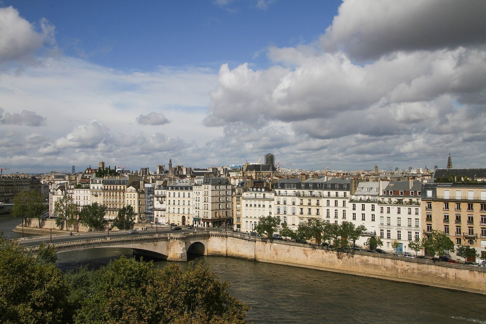 Utsikt fra takterrassen på Institut du Monde Arabe over Seinen, Pont de la Tournelle og Île Saint-Louis