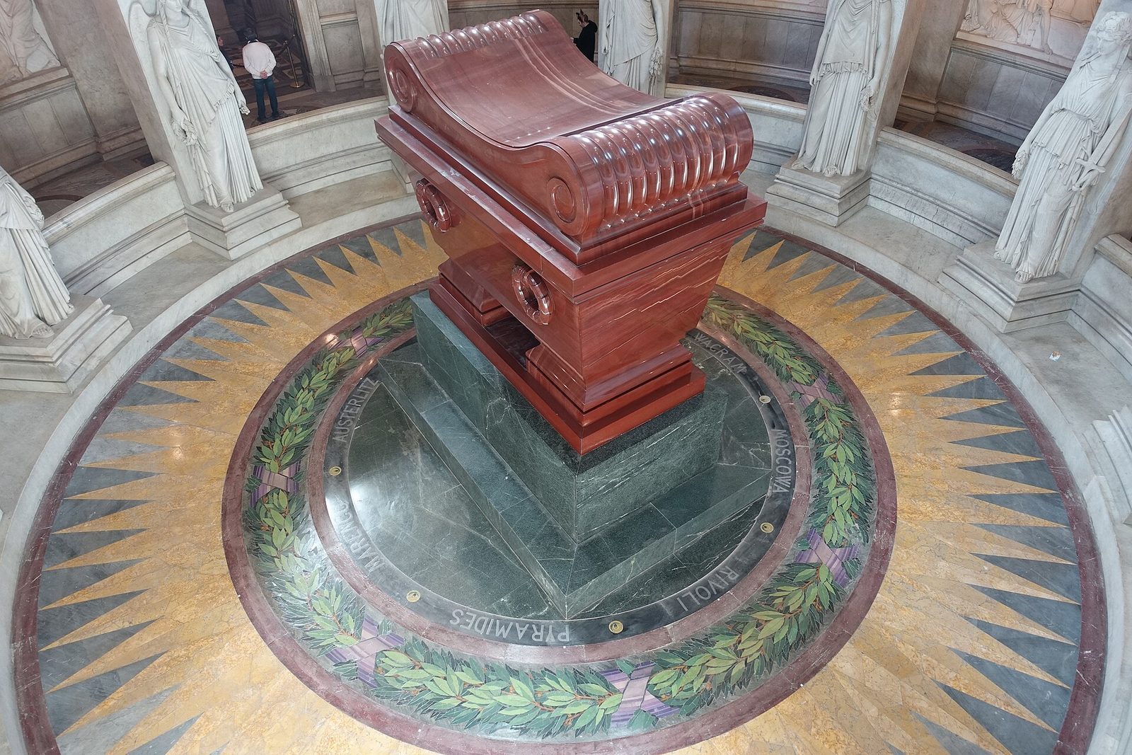 Napoleons rødbrune sarkofag på grønn granittsokkel i krypten under kuppelen i Les Invalides