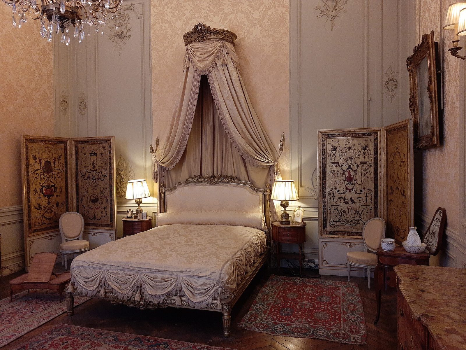 Soverom med himmelseng, silketapet og lampetter i Musée Jacquemart-André