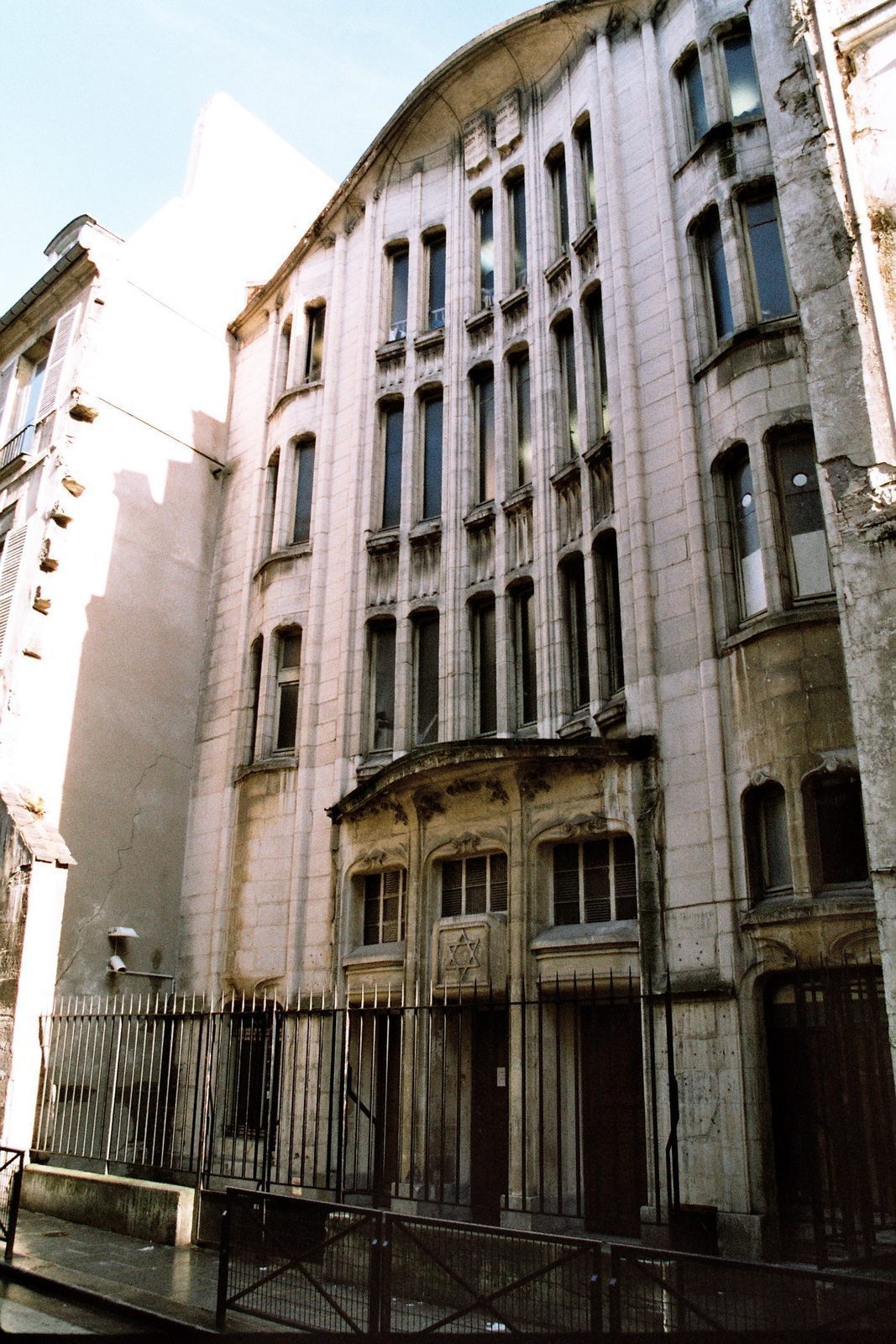 Den bølgende art nouveau-fasaden på synagogen i 10 Rue Pavée, med davidsstjerne over inngangen
