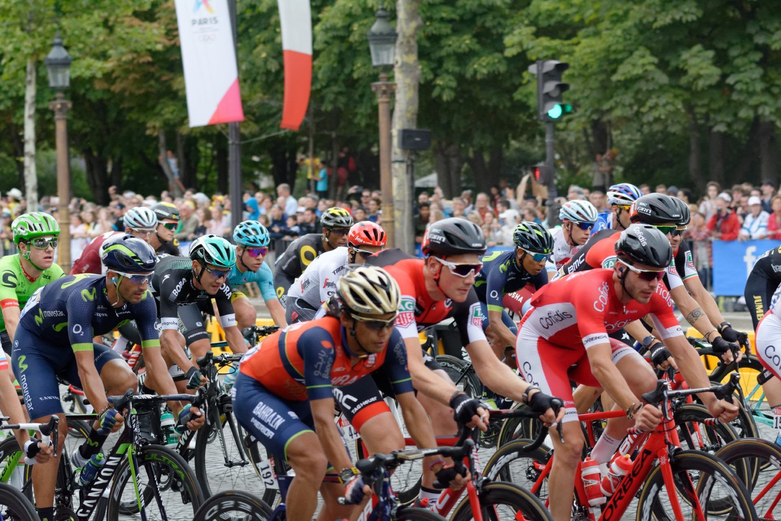 Tett felt av ryttere i Tour de France passerer tilskuerrekkene på Champs-Élysées