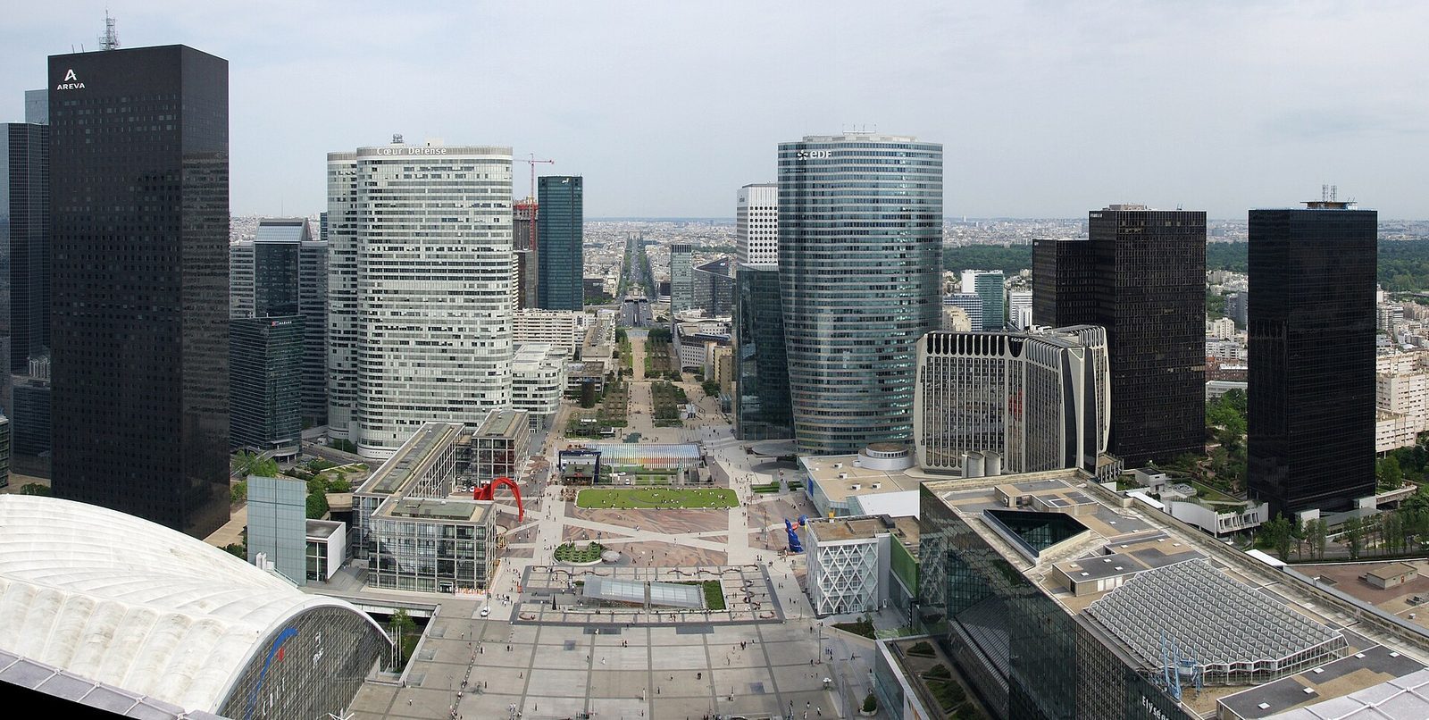 Esplanaden i La Défense sett ovenfra med kontortårn på begge sider og siktelinjen mot Paris i bakgrunnen