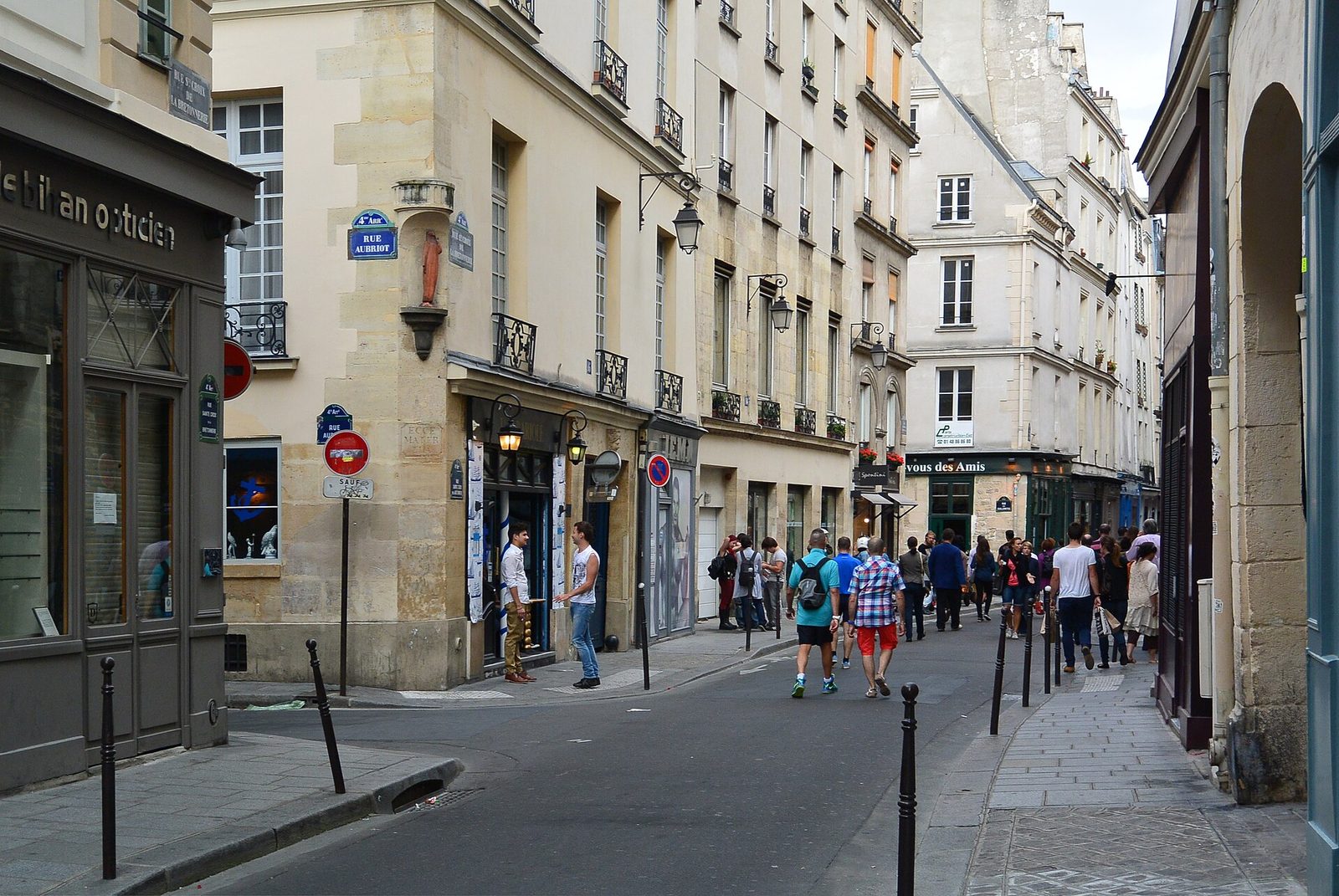 Krysset mellom Rue Sainte-Croix-de-la-Bretonnerie og Rue Aubriot i Le Marais med folk i gata