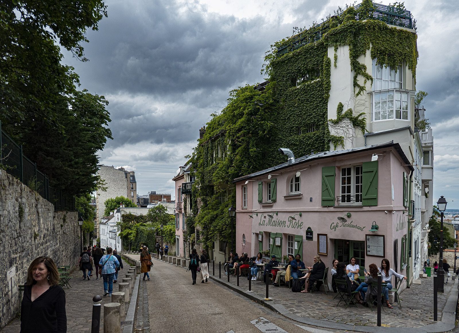 Det rosa hjørnehuset La Maison Rose i Rue de l'Abreuvoir på Montmartre