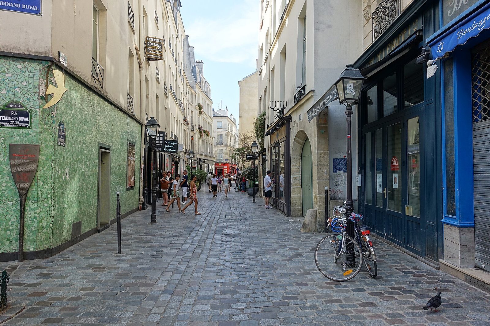 Den brolagte Rue des Rosiers i det jødiske kvarteret i Le Marais