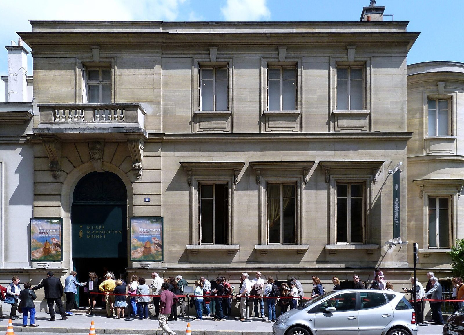 Fasaden til Musée Marmottan Monet i rue Louis-Boilly med kø av besøkende utenfor