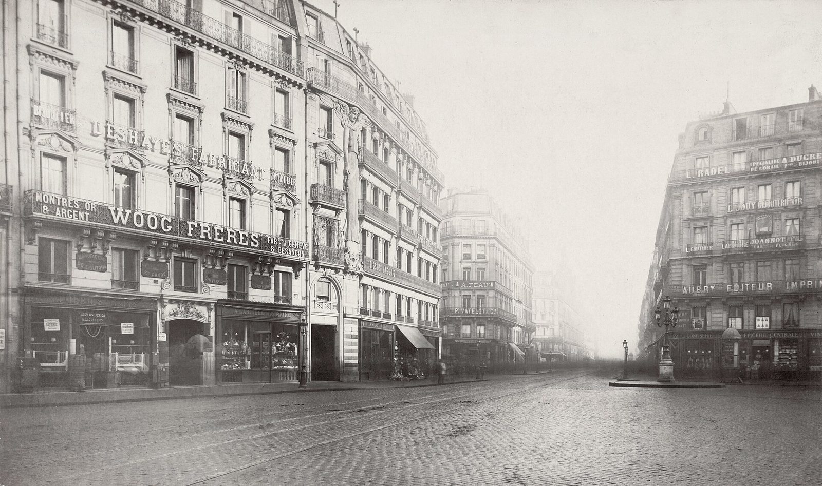Charles Marvilles fotografi av den nyanlagte Rue de Turbigo med butikkfasader og brostein, tatt på 1860-tallet