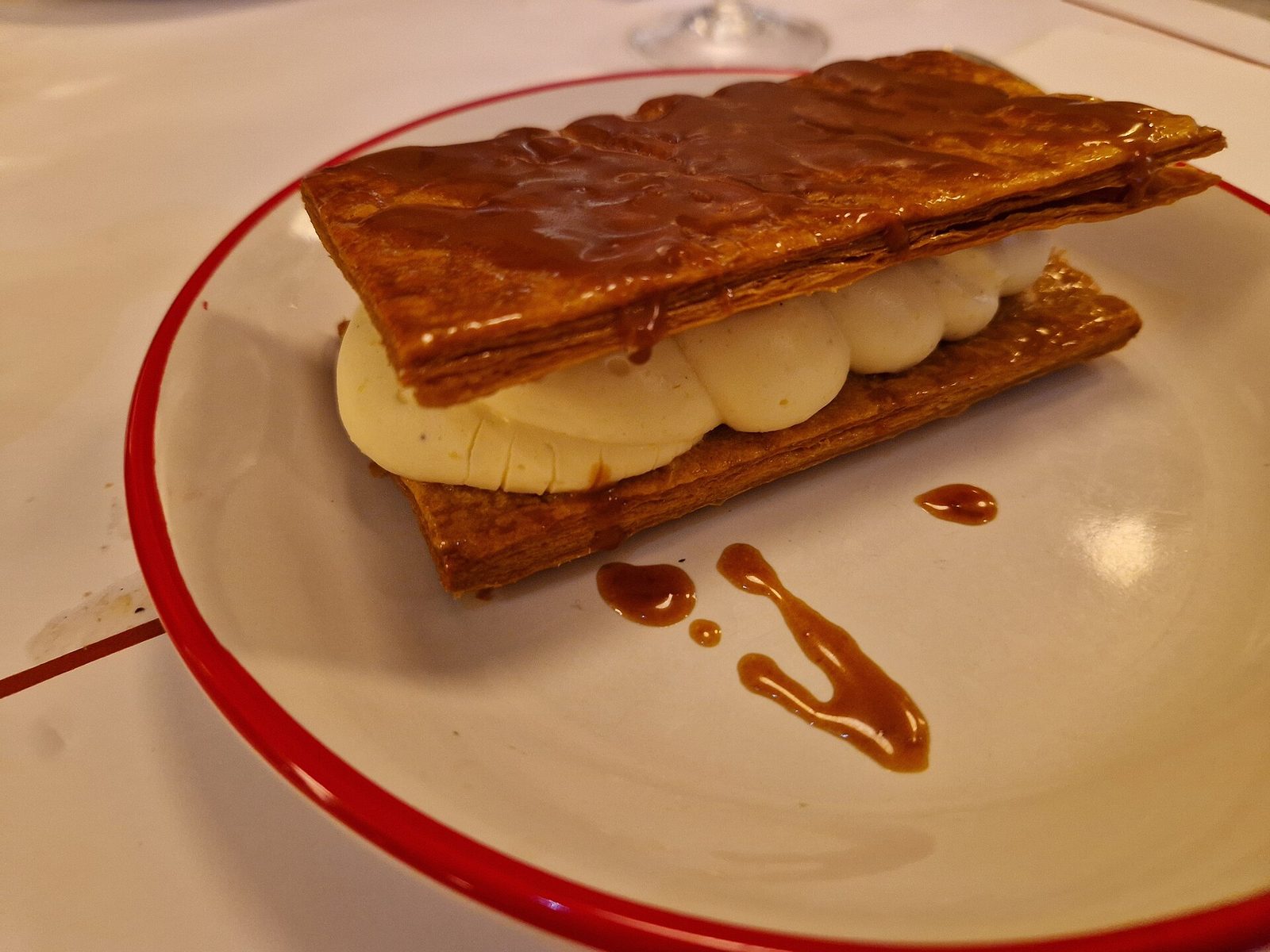 Millefeuille med lag av butterdeig og vaniljekrem servert på tallerken