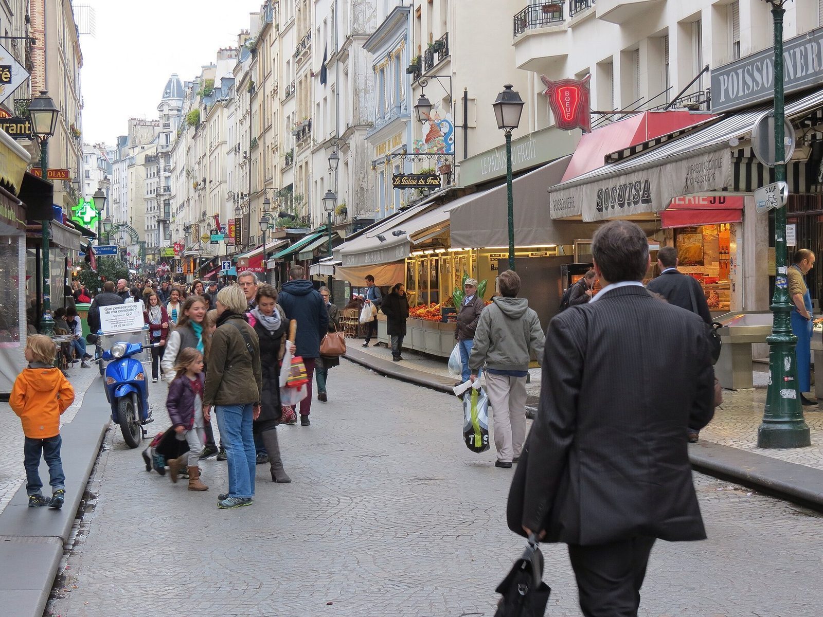 Rue Montorgueil med matbutikker, grønnsakstativer og folk som handler i den bilfrie handlegaten