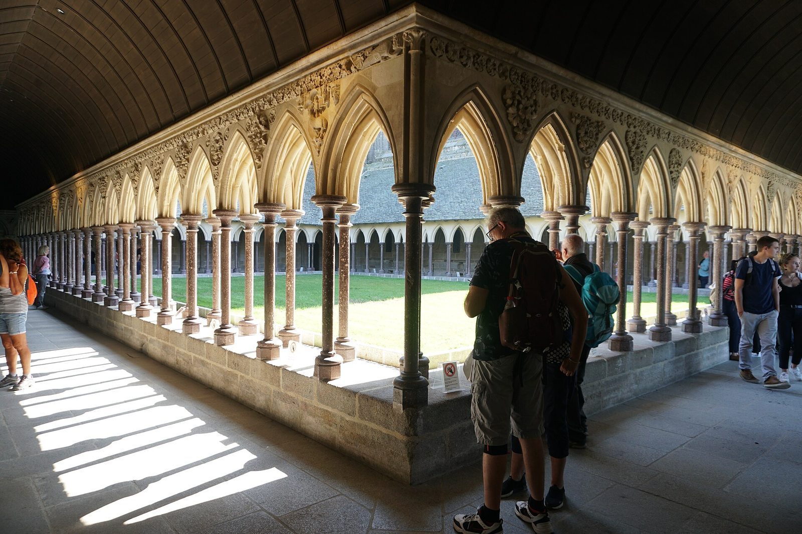 Klostergangen med doble søylerekker øverst i klosteret på Mont-Saint-Michel
