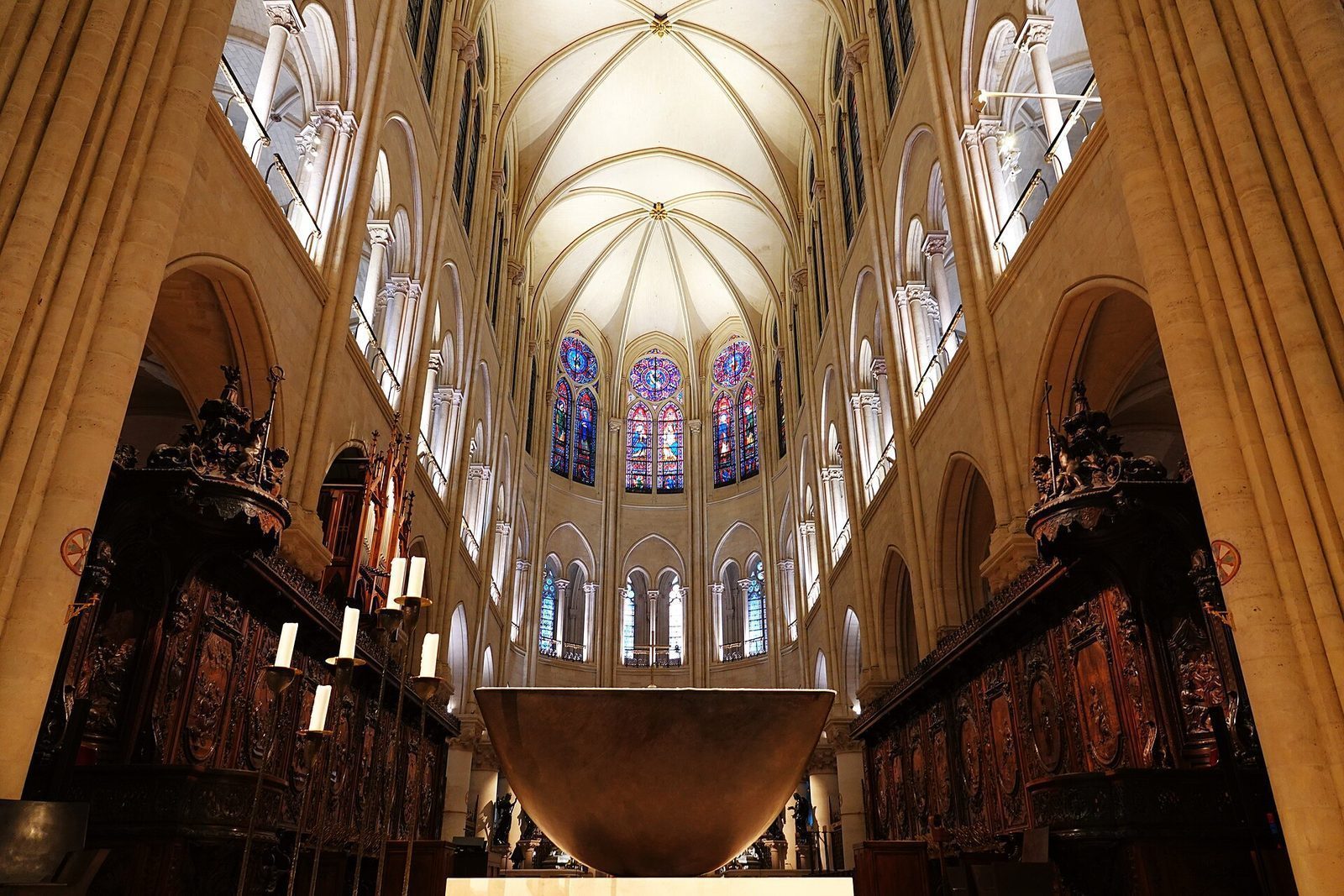 Koret i Notre-Dame etter gjenåpningen, med rengjort lys kalkstein, glassmalerier og det nye bronsealteret