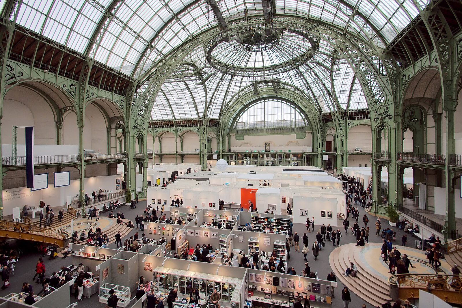Utstillingsboder under glasstaket i Grand Palais under fotomessen Paris Photo, sett ovenfra