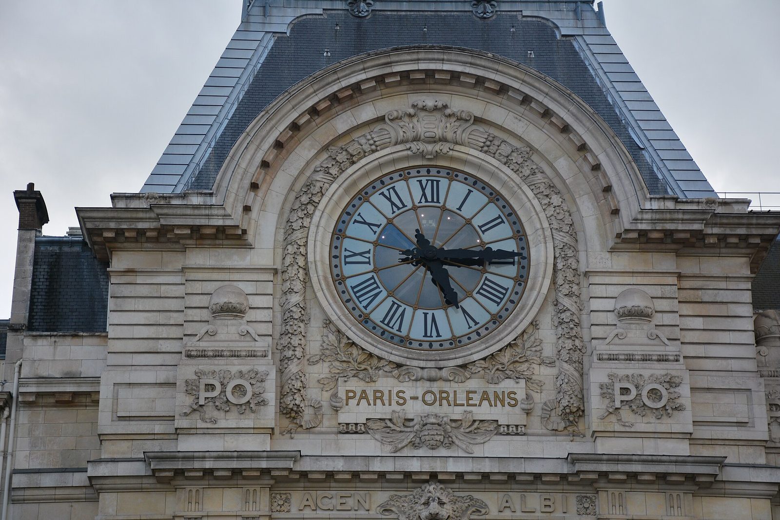 Den store klokka på fasaden til Musée d'Orsay med innskriften Paris-Orléans