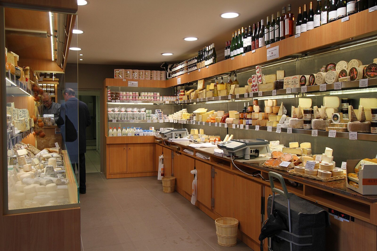 Ostedisk i en fromagerie i Rue Mouffetard med franske oster og håndskrevne skilt