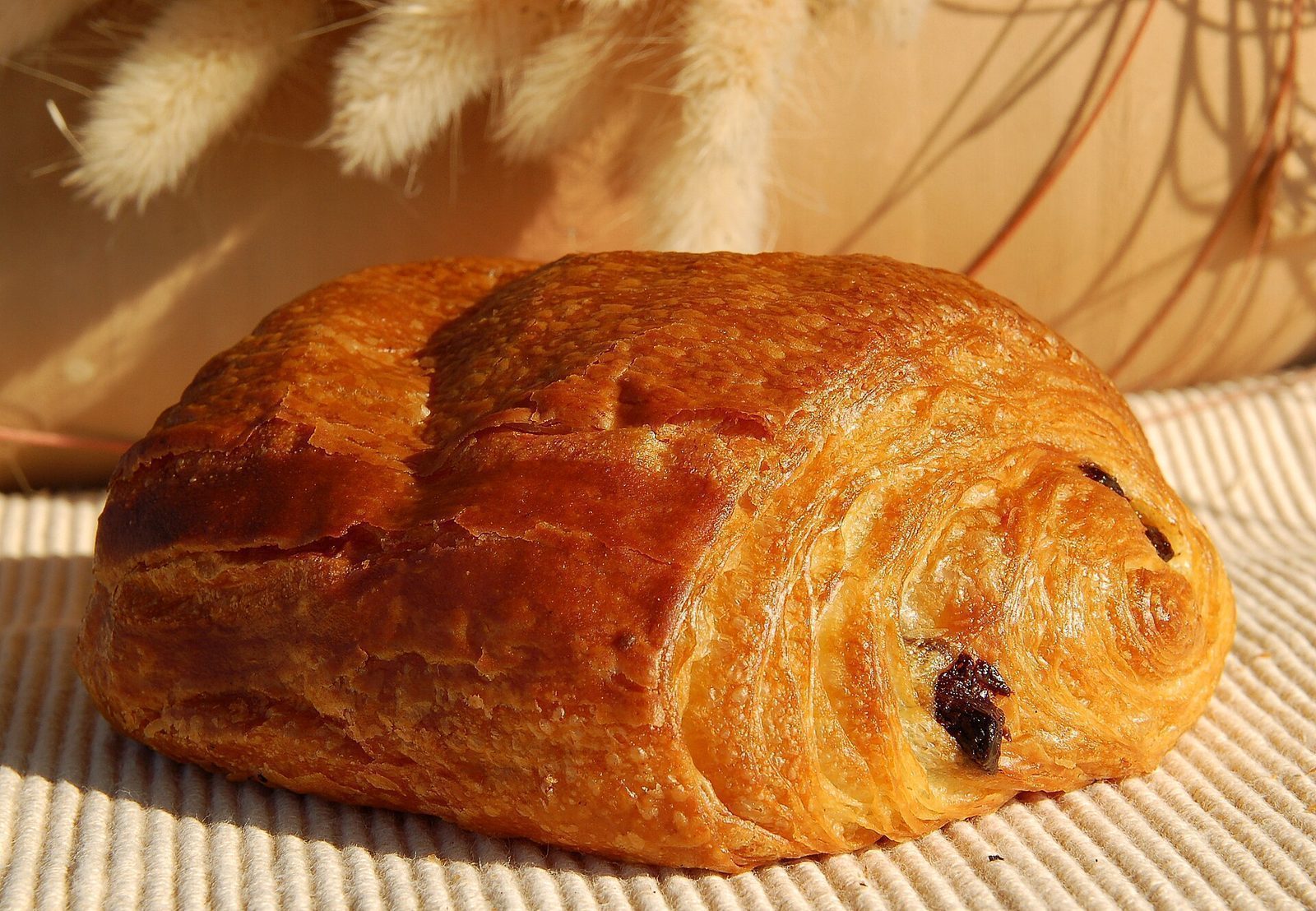 Nybakt pain au chocolat med synlige lag i butterdeigen