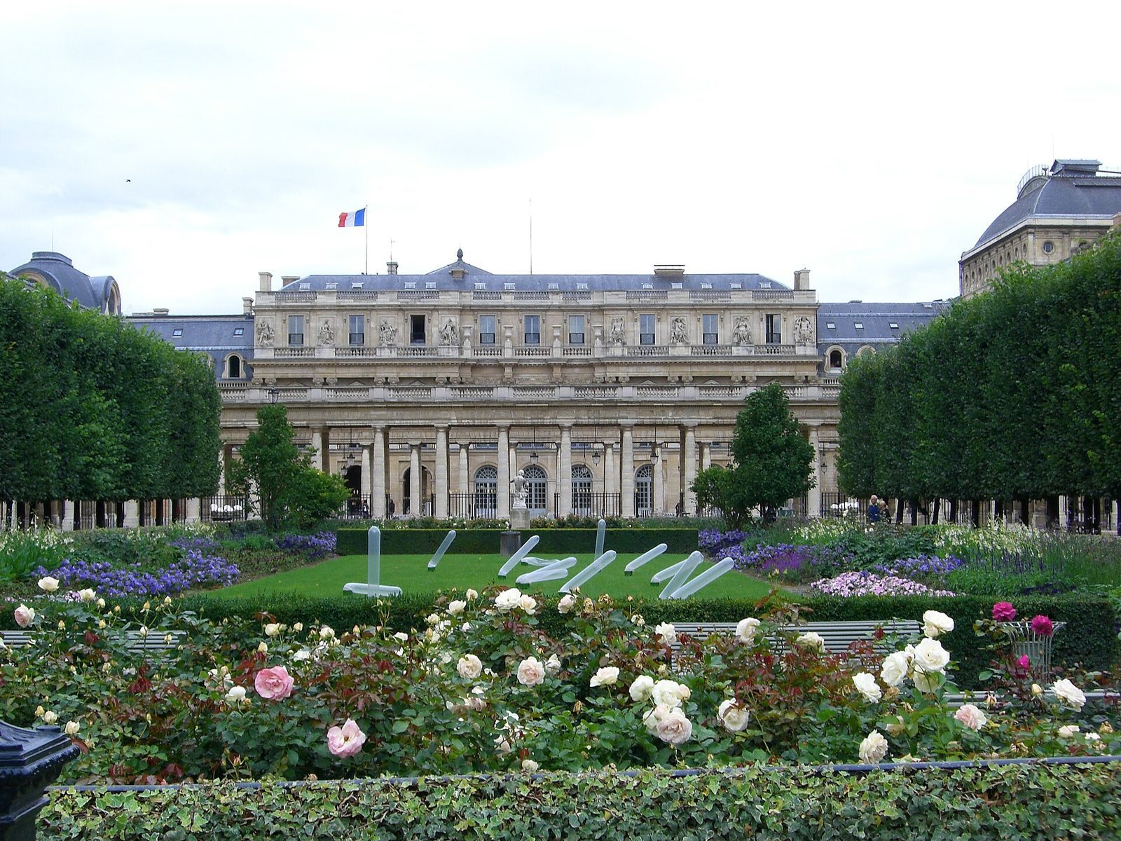 Hagen i Palais-Royal med rosebed og den lange søylefasaden til Conseil d'État langs den ene siden
