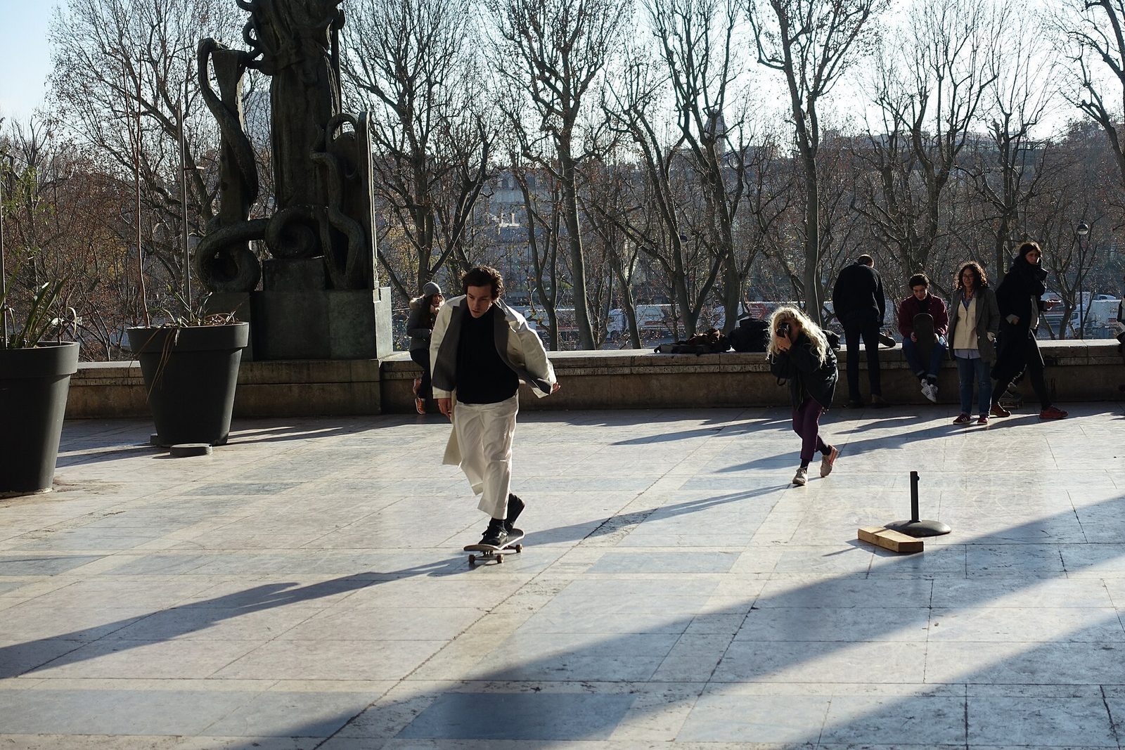 Terrassen foran Palais de Tokyo med skateboardere, balustrade og utsikt ned mot Seinen