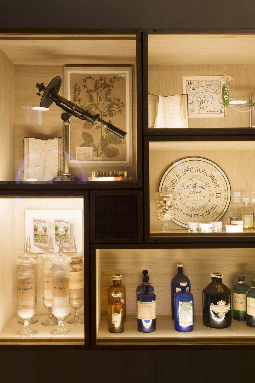 Glassmonter med gamle apotekkrukker og råvarer til parfyme på Musée du Parfum i Paris