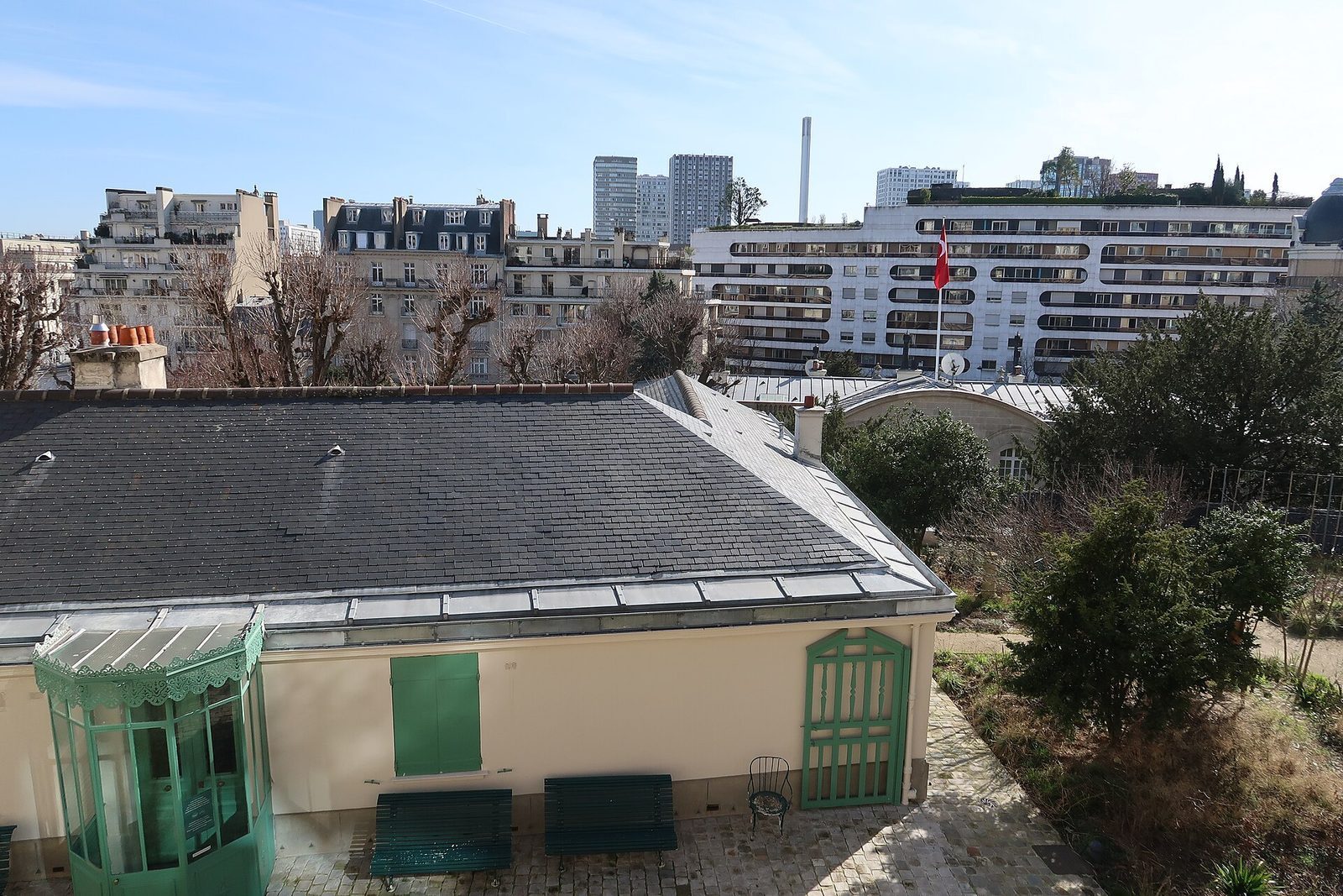 Maison de Balzac i Rue Raynouard, et lavt hus med grønne skodder omgitt av høyere bygårder