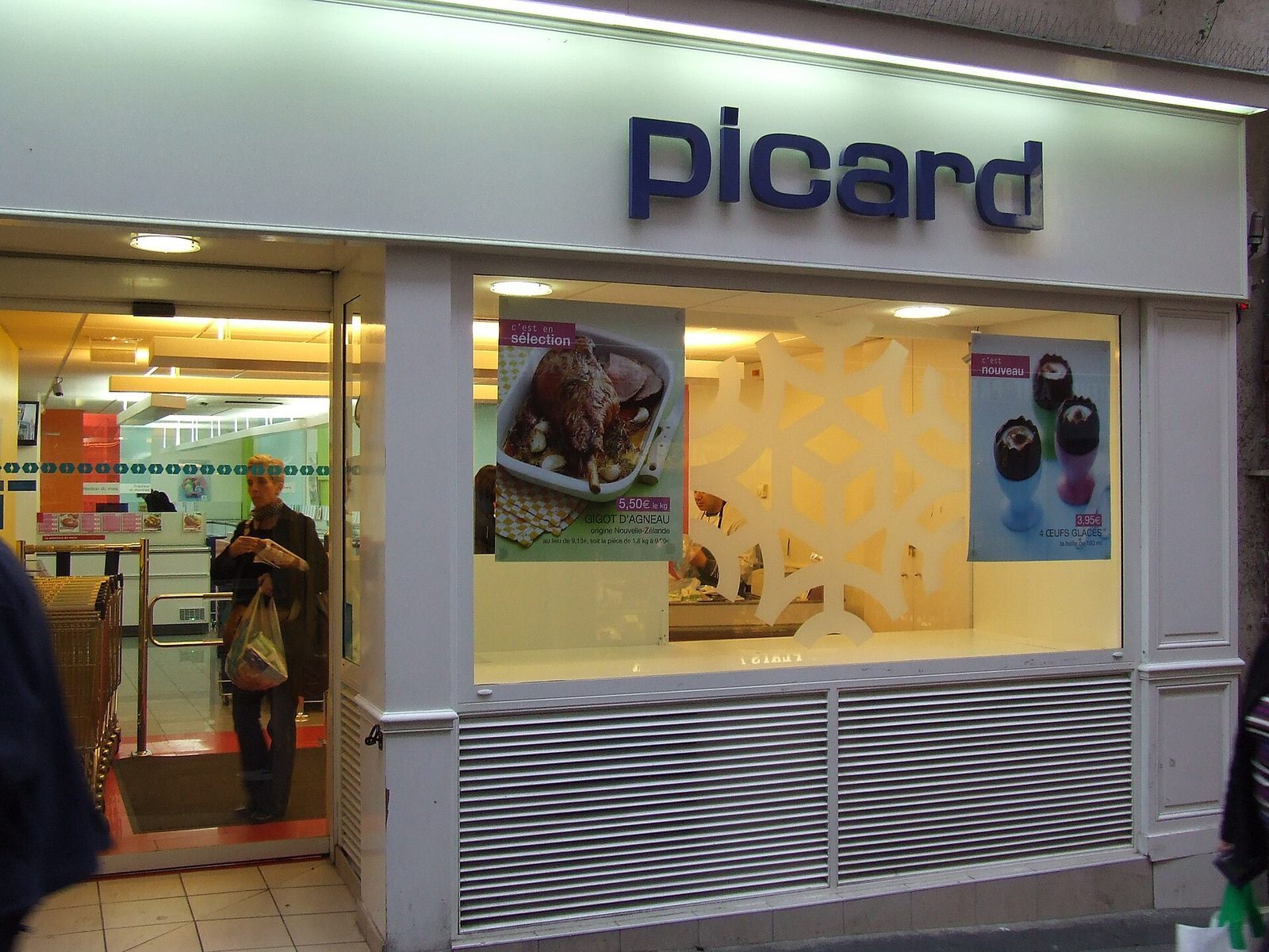 Inngangen til en Picard-fryserbutikk i Paris med tilbudsplakater i vinduet