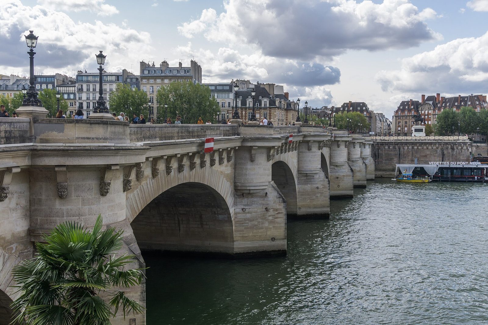 Pont Neuf over Seinen med de karakteristiske halvrunde utbyggene og Île de la Cité bak