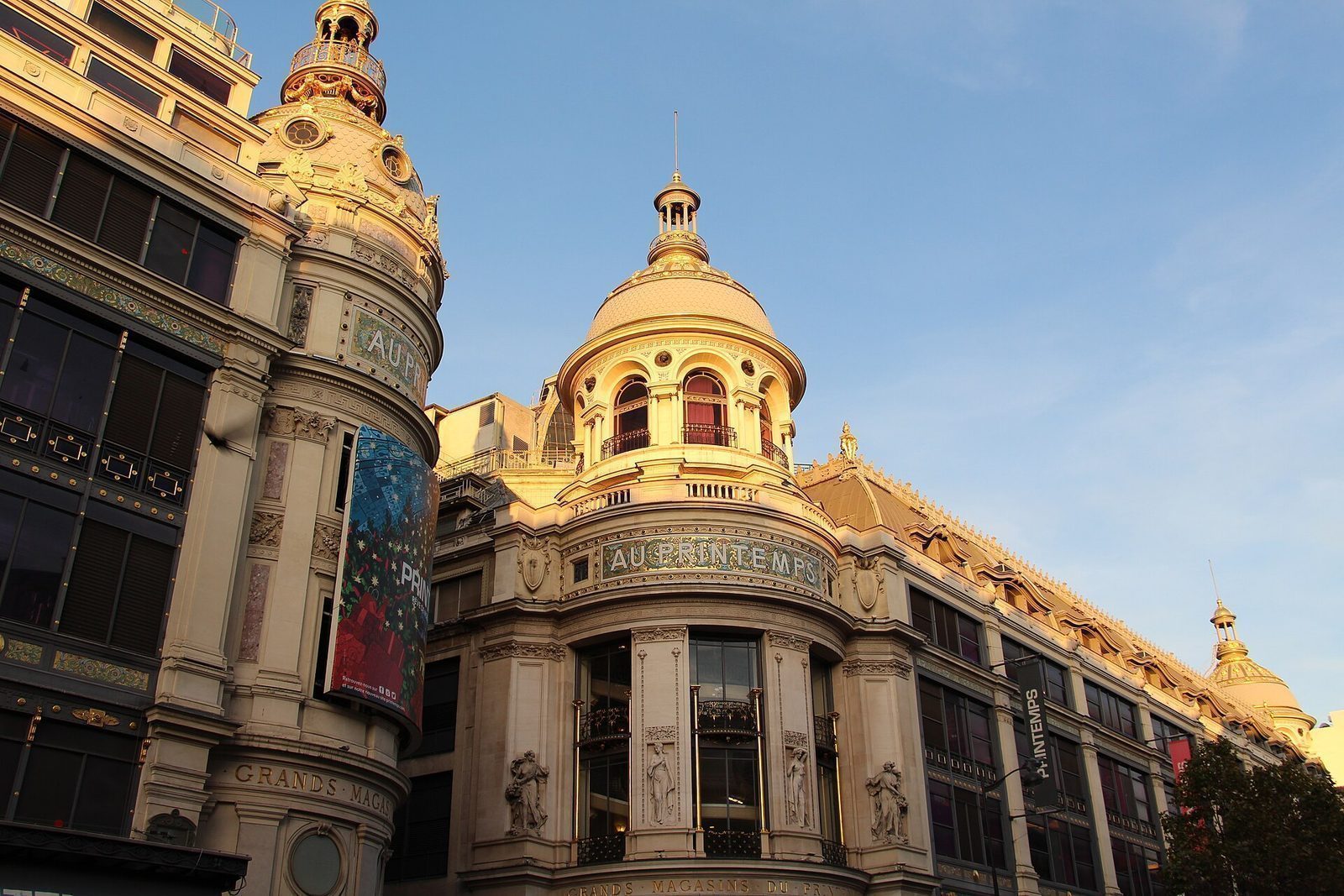 Den utsmykkede fasaden til varehuset Printemps på Boulevard Haussmann i kveldssol