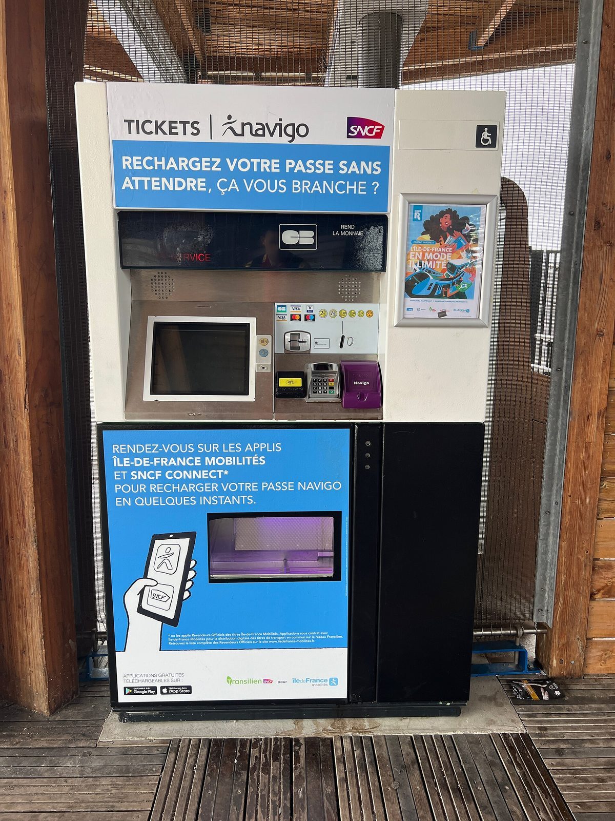 Billettautomat på en stasjon i Île-de-France med Navigo-logo, kortleser og skjerm
