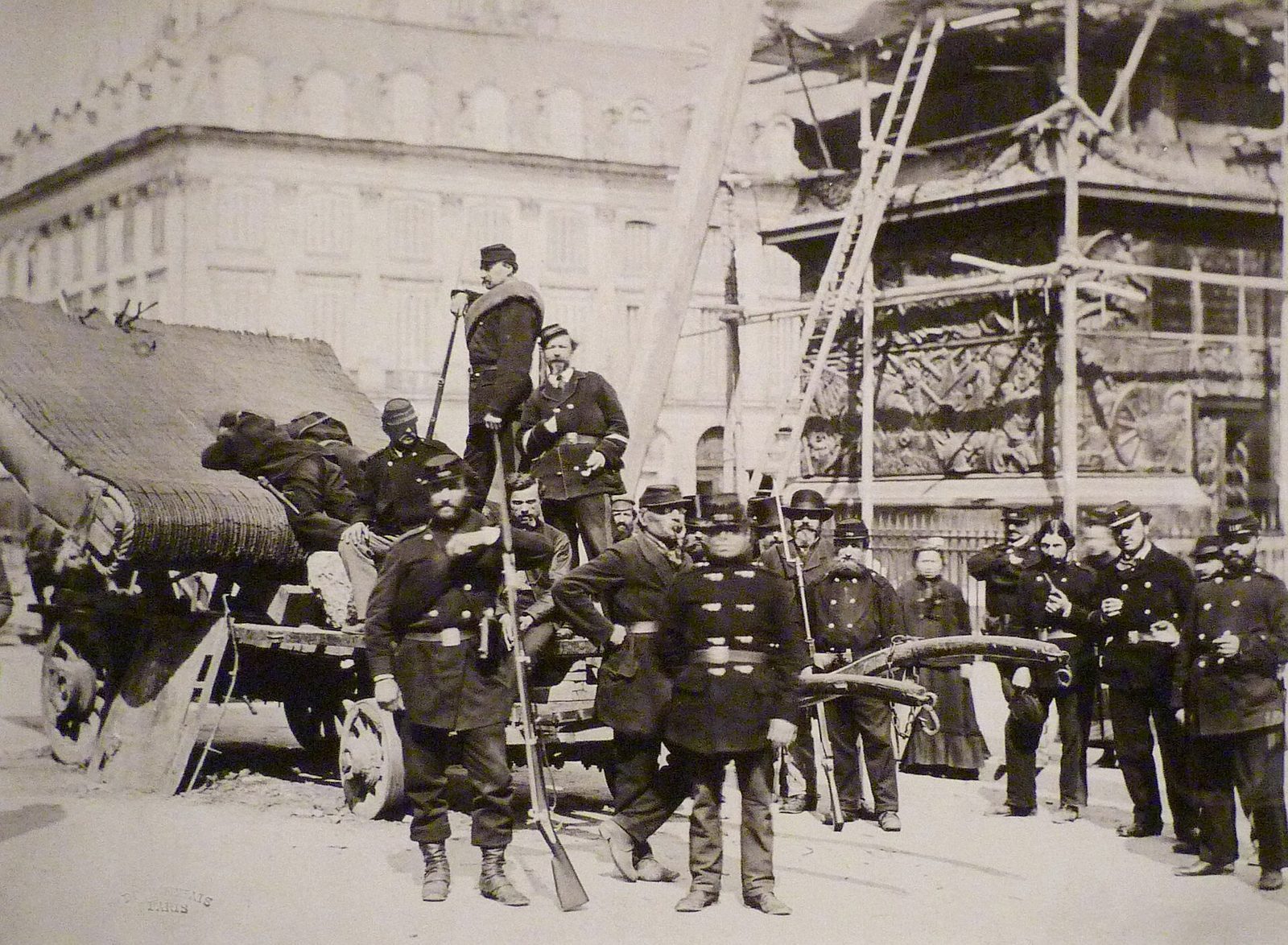 Nasjonalgardister oppstilt ved den nedrevne Vendôme-søylen i 1871