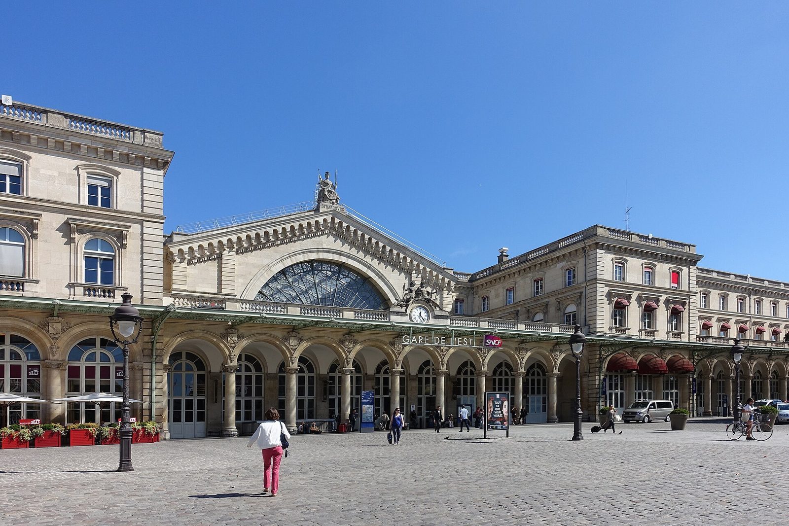 Fasaden til Gare de l'Est i Paris med buet glassvindu over inngangen